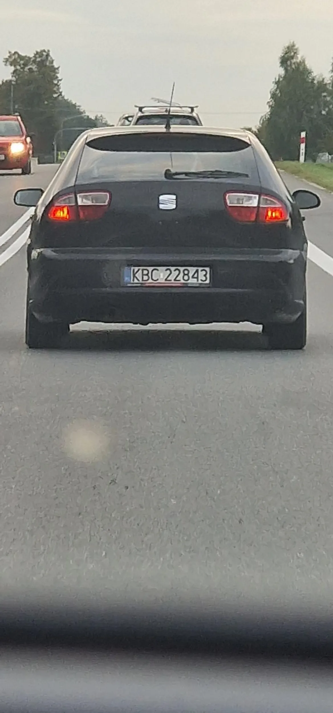 Seaciarz w czarym rydwanie. W terenie zabudowanym lata 90km/h, a poza nim śmiało ponad 120, a i tak co światła to spotykaliśmy się. Pomysł chłopie o kastracji, bo szkoda by było jakbyś się rozmnażał.