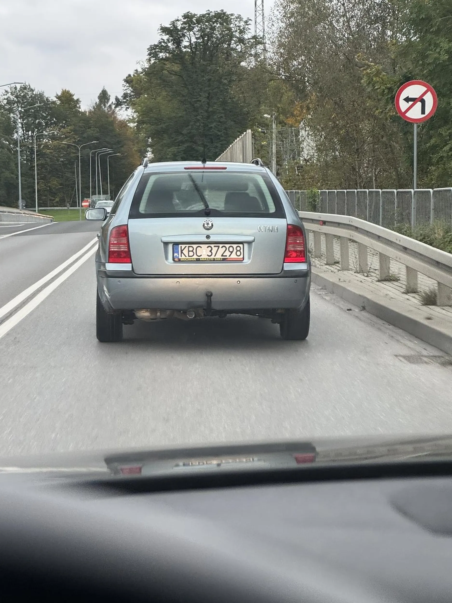Dla gościa nie istnieje znak STOP. Wpierdala się na pas bez mrugnięcia okiem.