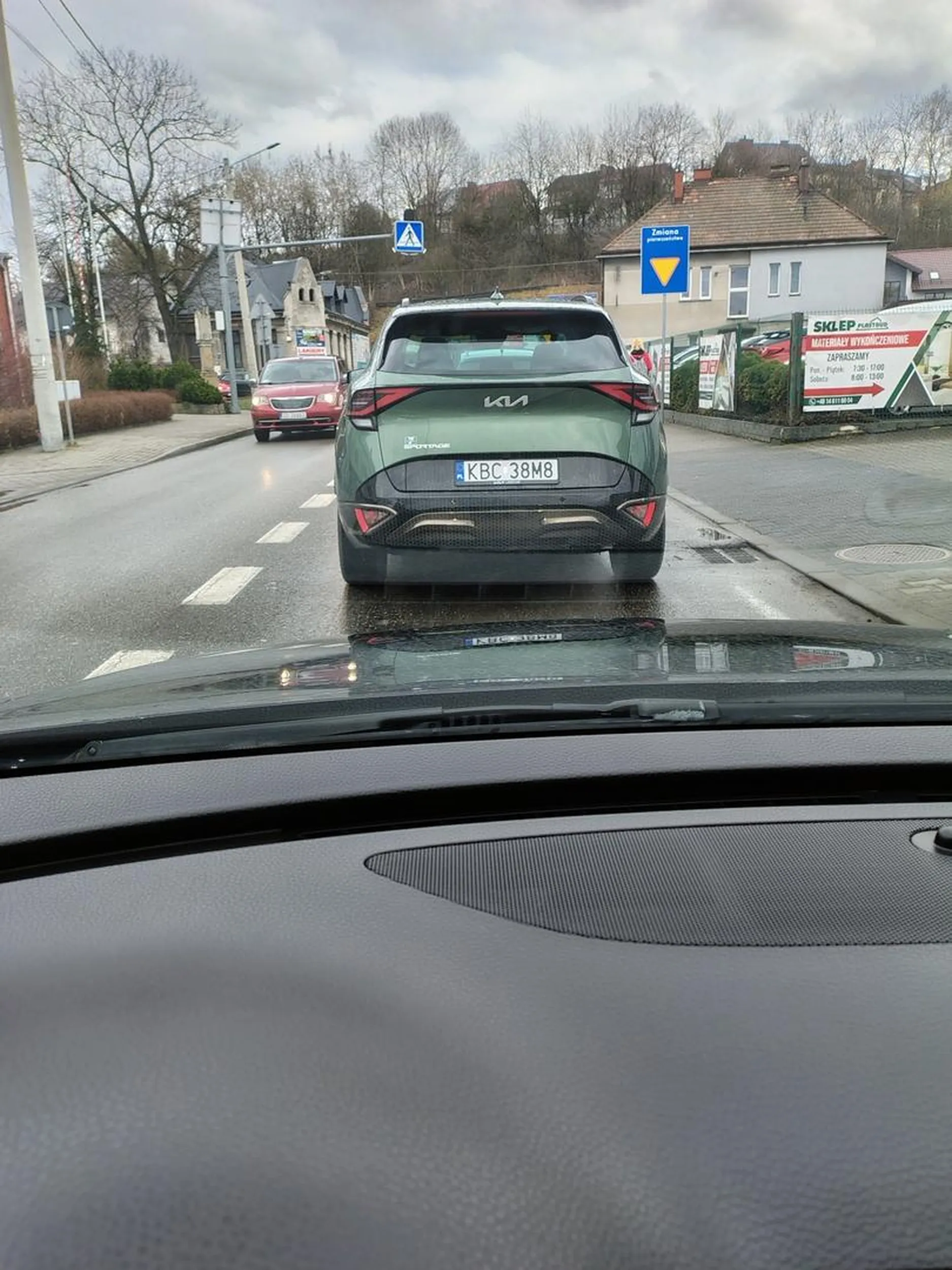 Uwaga wymusza pierwszeństwo na rondzie. Wjeżdża przed prawidłowo jadący samochód w ostatniej chwili przed samą maskę.