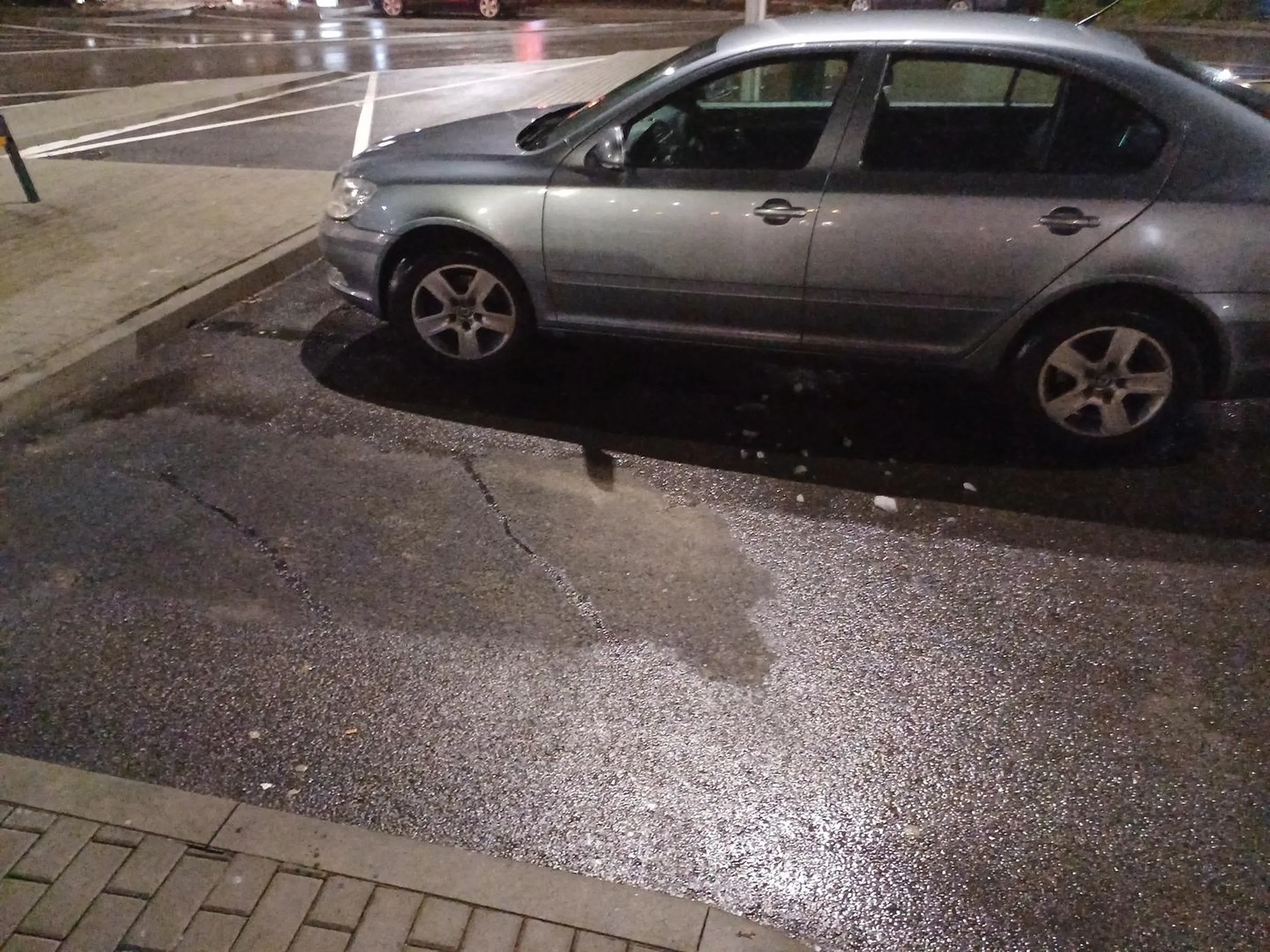 Karny kutas za parkowanie na 2 miejscach i blokowanie 3. na parkingu pod stacją kolejową w Bochni gdzie jest mało miejsc.