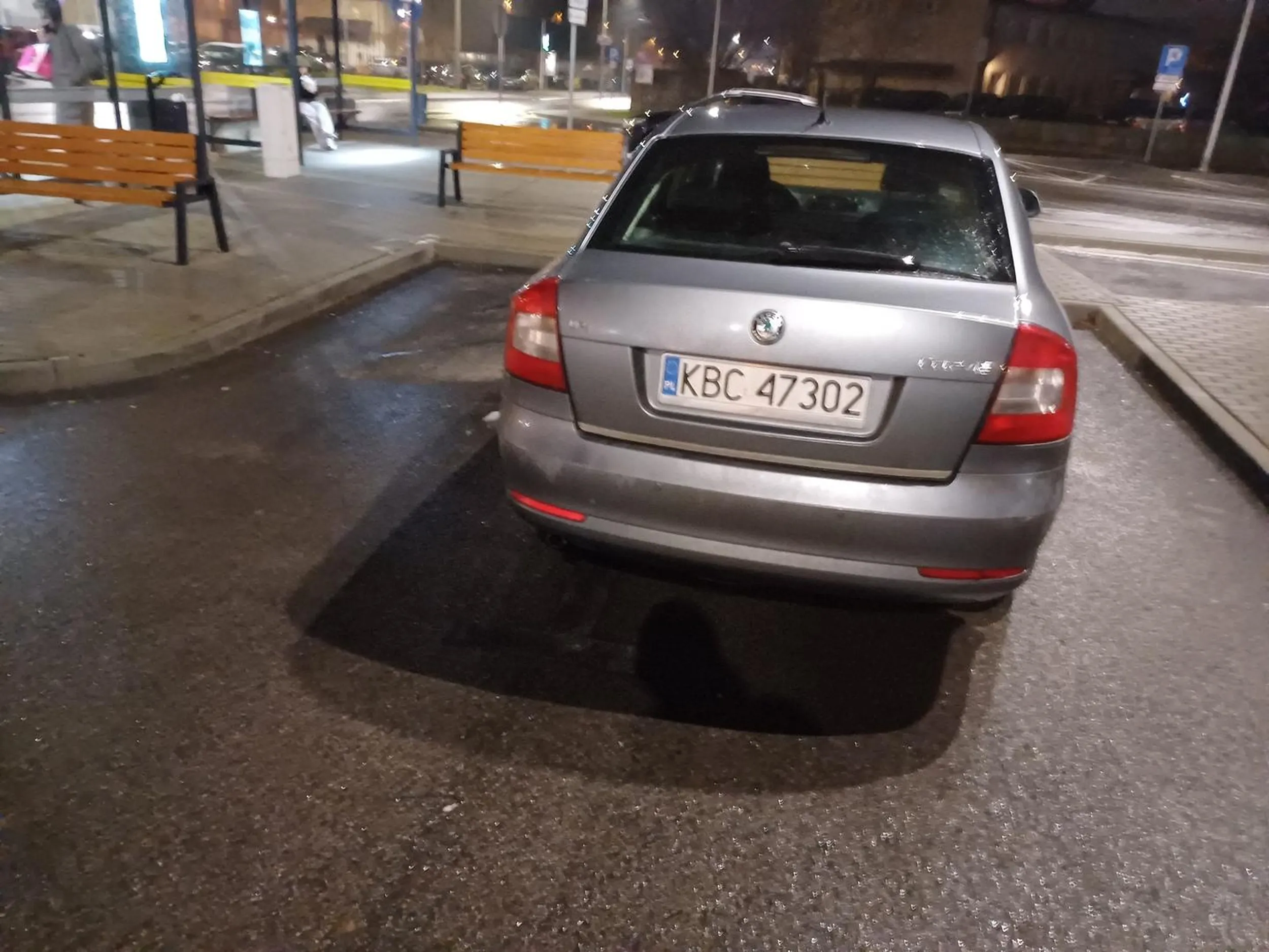 Karny kutas za parkowanie na 2 miejscach i blokowanie 3. na parkingu pod stacją kolejową w Bochni gdzie jest mało miejsc.
