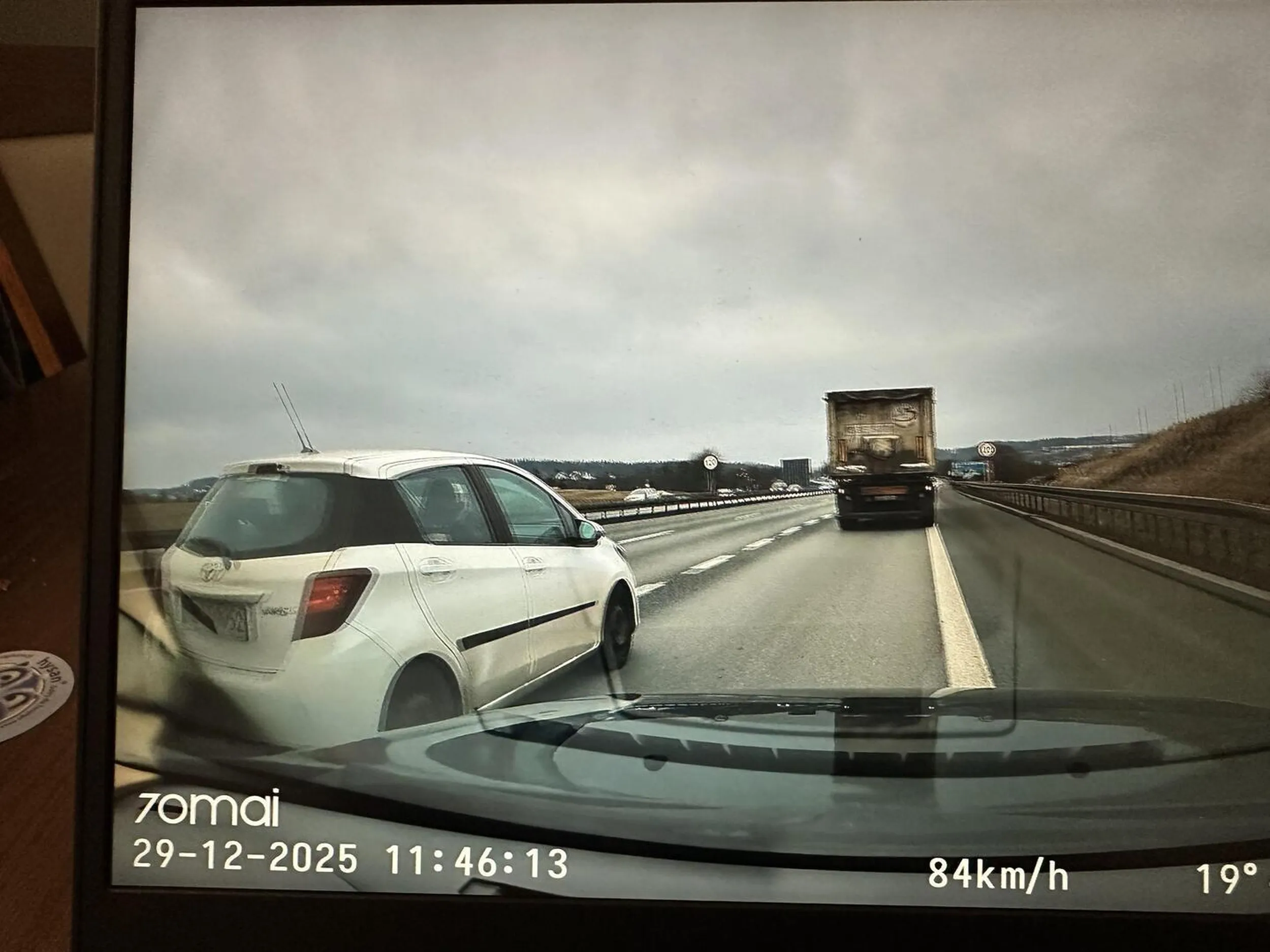 Człowieku patrz w lusterka. Byś mnie zabił i moją rodzinę jakbym nie zareagował. Chociaż kierunkowskazów używaj to przynajmniej można poznać twoje zamiary a nie spychaj innych z drogi. Myślę, że zadam sobie ten trud i pójdę z nagraniem. Bo jednak z Tobą  może coś jest nie tak żeby takie rzeczy odwalać.