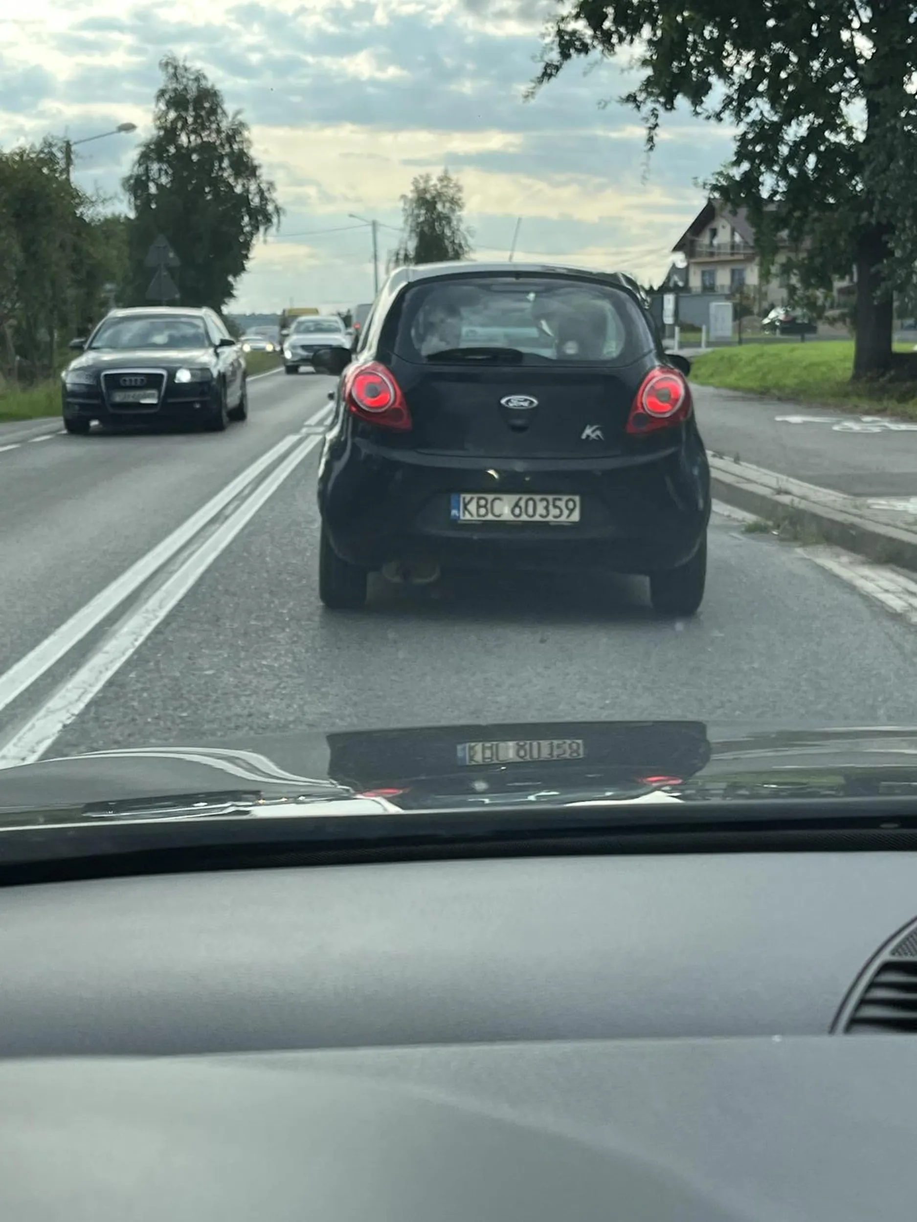 Czarny Ford Ka,kierowca totalny bezmózg i przygłup. Wjeżdżanie na rondo na pełnej, wyprzedzanie na ciągłej i czołowe prawie. Przy wyprzedzaniu tego osobnika daje gaz w podłogę.