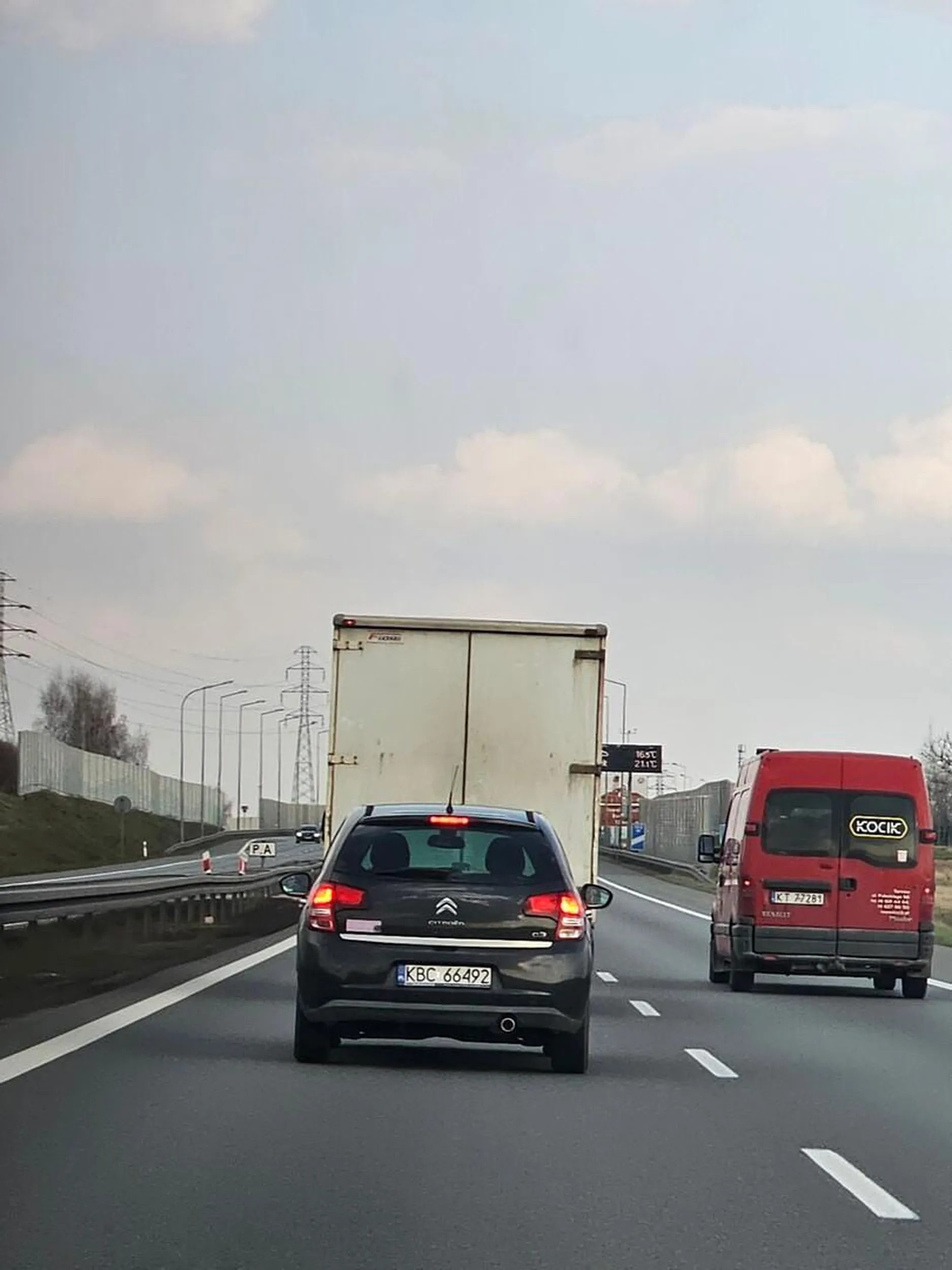 Jedzie na milimetry za drugim autem, wyprzedzanie to tak naprawdę wpychanie się, które skutkuje jedynie awaryjnym hamowaniem innych kierowców by nie doszło do stłuczki, bezmyślna