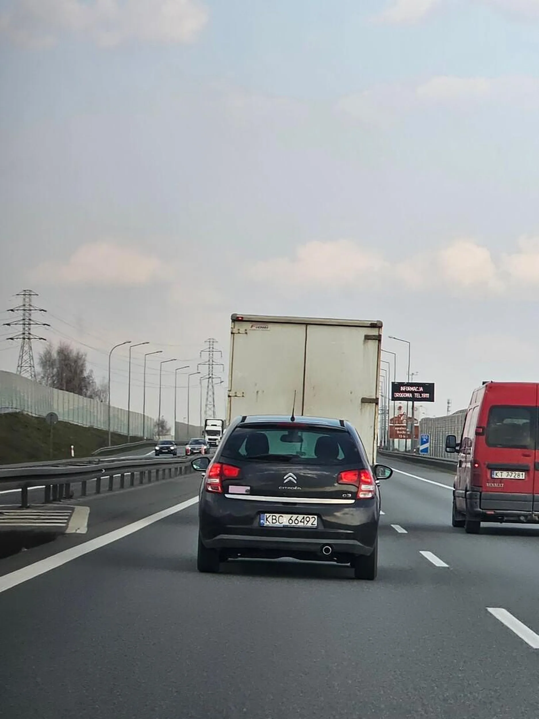 Jedzie na milimetry za drugim autem, wyprzedzanie to tak naprawdę wpychanie się, które skutkuje jedynie awaryjnym hamowaniem innych kierowców by nie doszło do stłuczki, bezmyślna