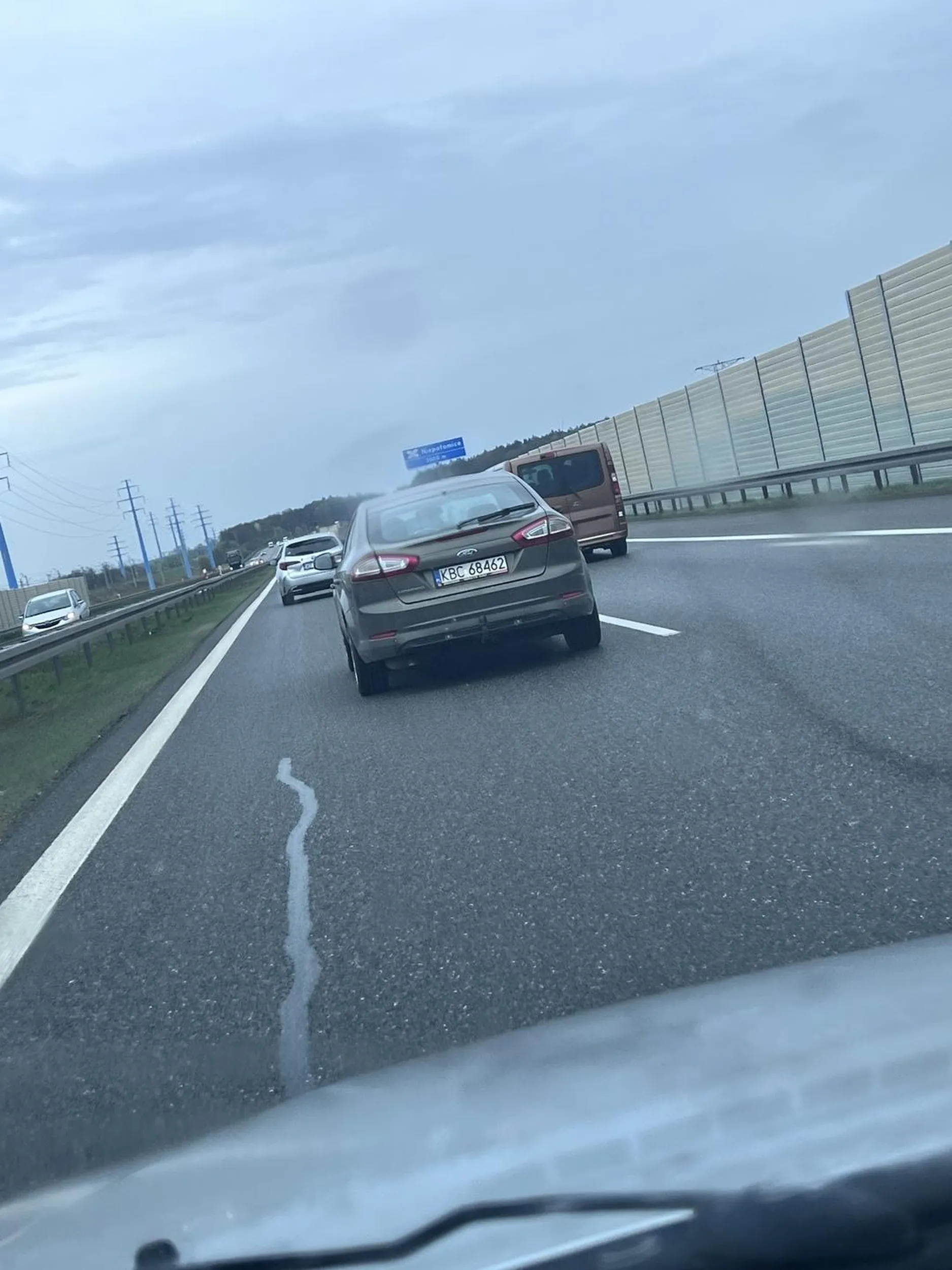 Pan zajeżdża i wymusza pierwszeństwo następnie hamuje ostro aby spowodować kolizję z mojej winy. Udało mi się tego pana wyprzedzić i nagrać. https://vm.tiktok.com/ZNdFaMDWN/