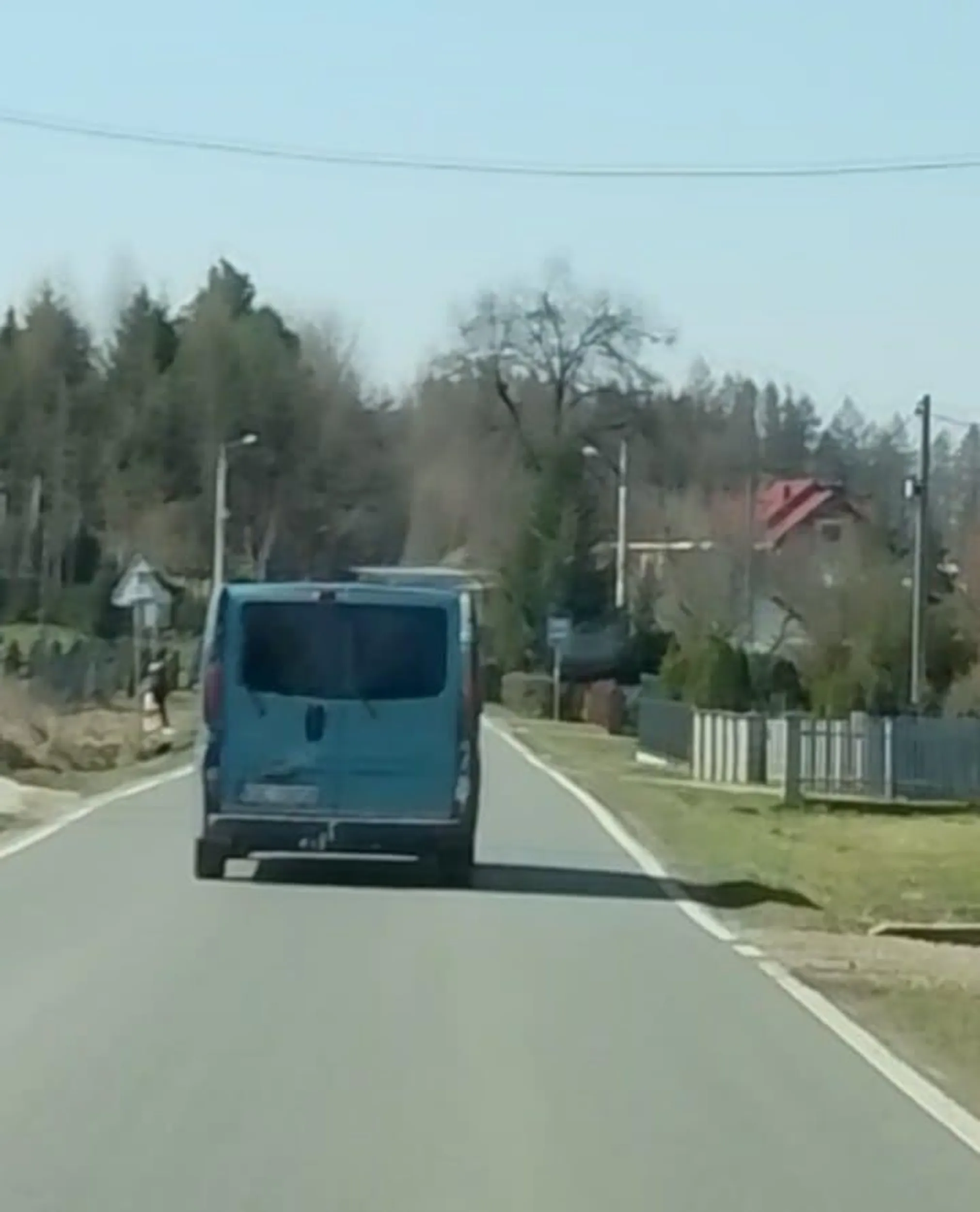 Jedzie lewym pasem nawet na zakrętach w prawo %