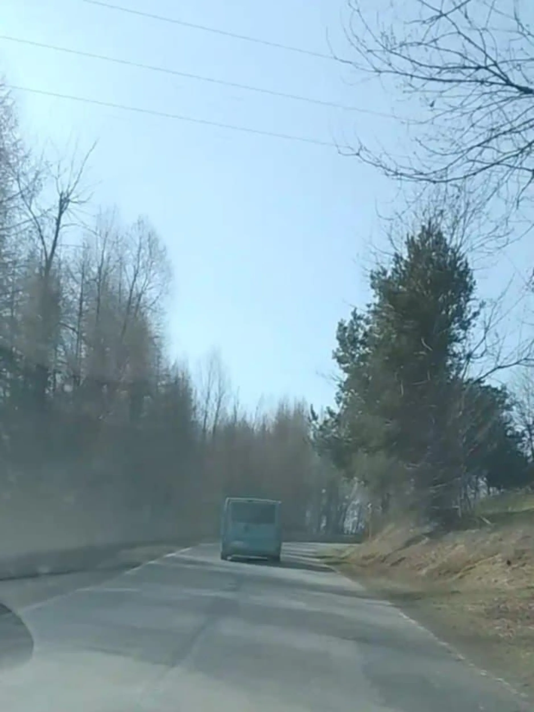 Jedzie lewym pasem nawet na zakrętach w prawo %