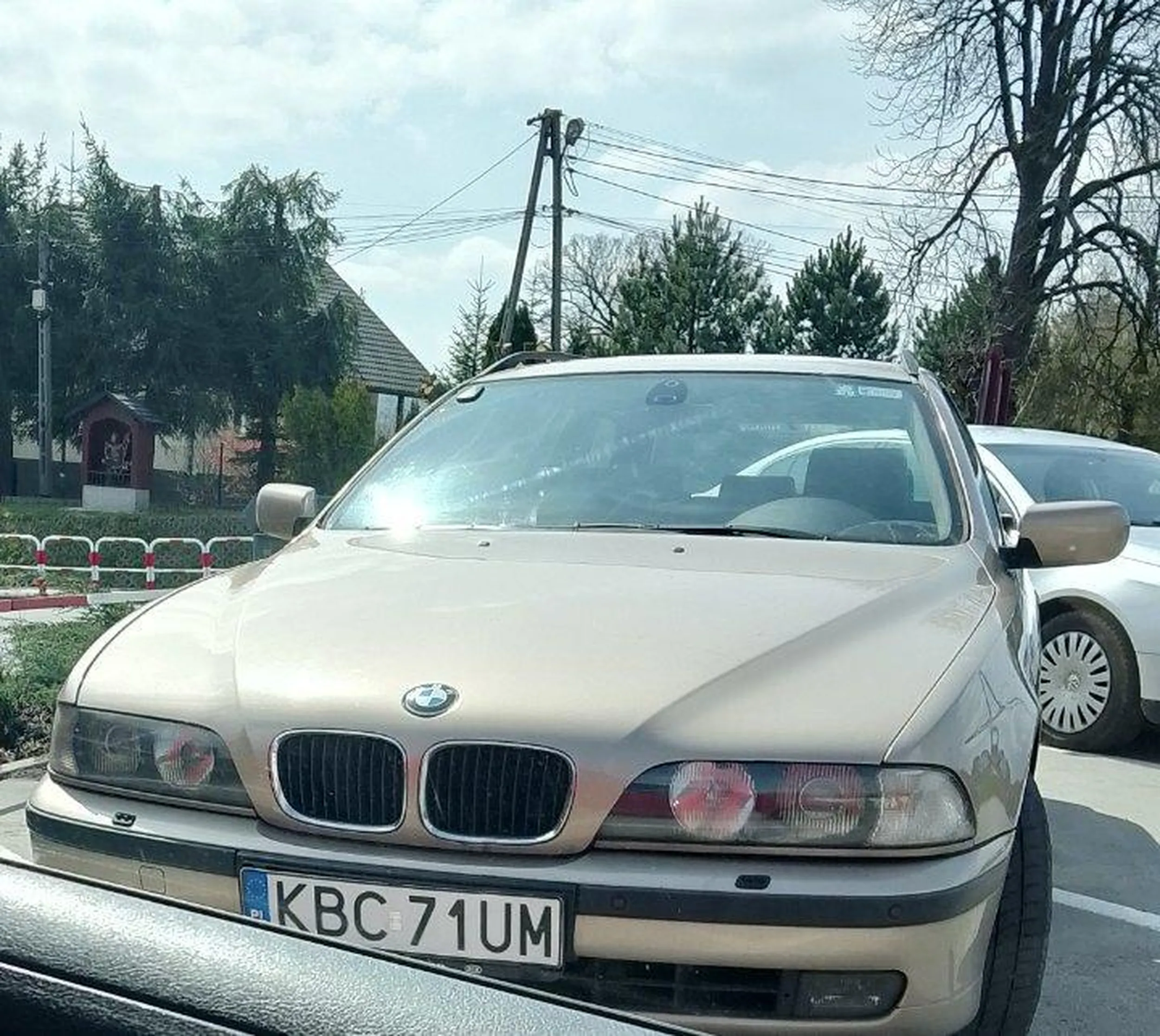 Parkuje na trzech miejscach.