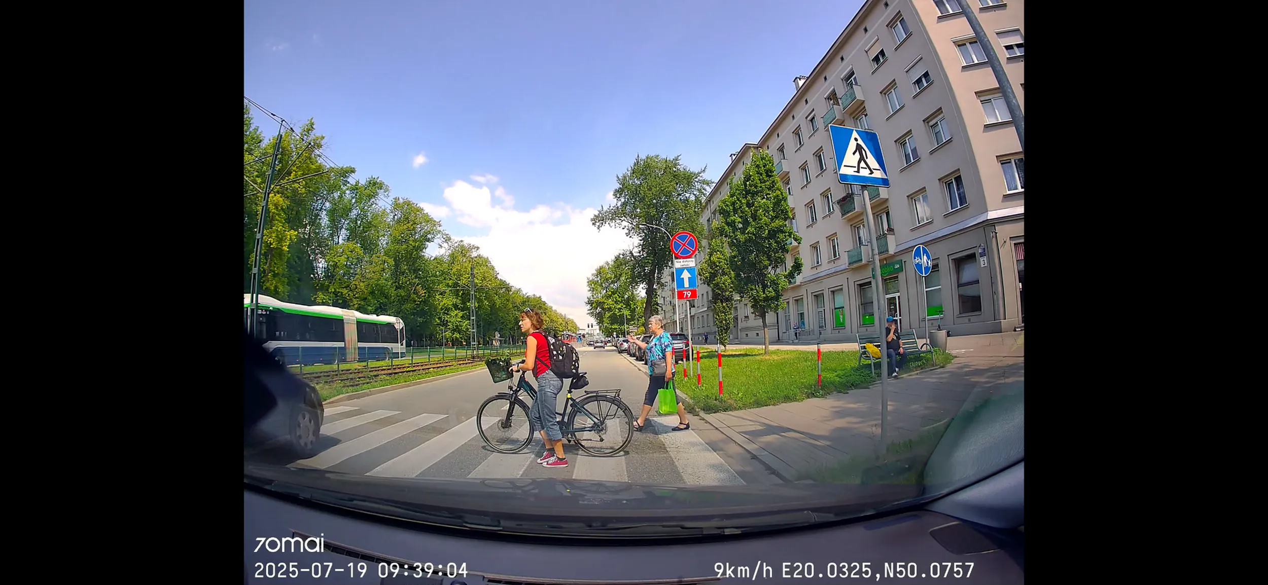 Wyprzedzanie na pasach w momencie kiedy przechodzą ludzie to trzeba być niepoważnym. Może lepiej oddać prawko niż zabić kogoś na drodze