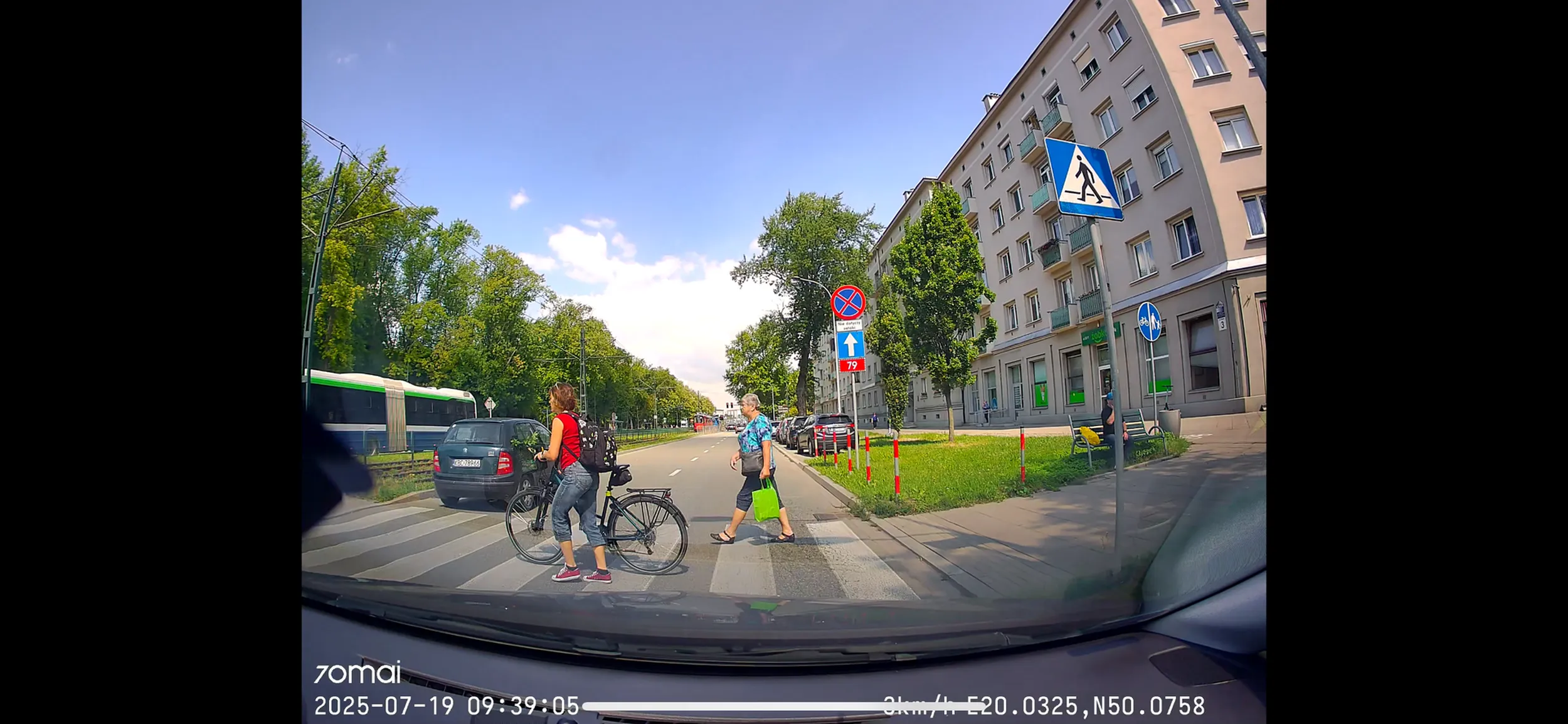 Wyprzedzanie na pasach w momencie kiedy przechodzą ludzie to trzeba być niepoważnym. Może lepiej oddać prawko niż zabić kogoś na drodze