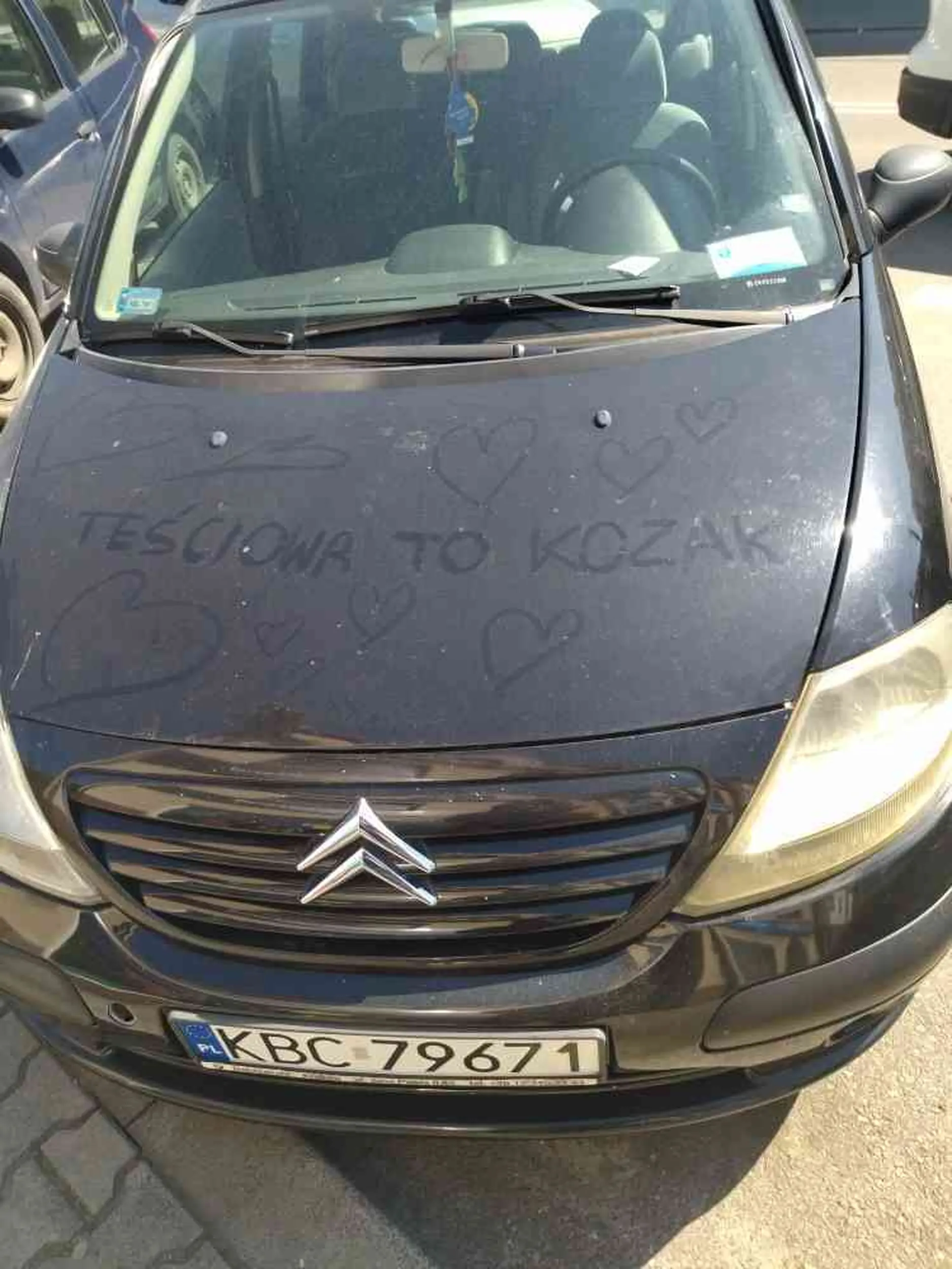 ciekawy napis na masce pojazdu