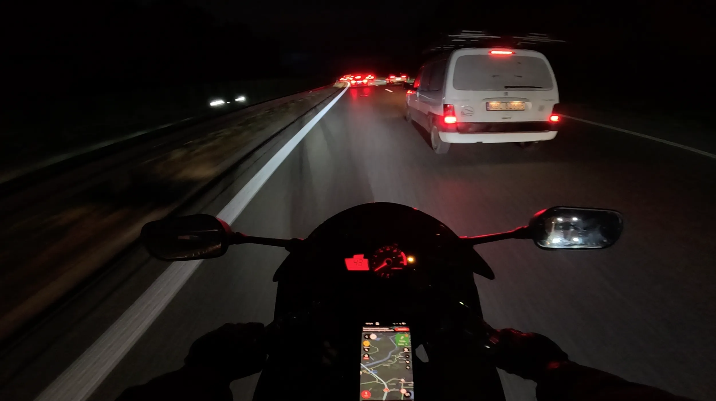 Szeryf albo pijany albo sobie dla jaj środkiem po autostradzie jeździ.