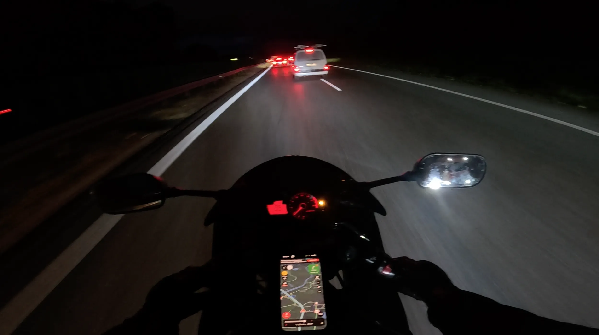 Szeryf albo pijany albo sobie dla jaj środkiem po autostradzie jeździ.