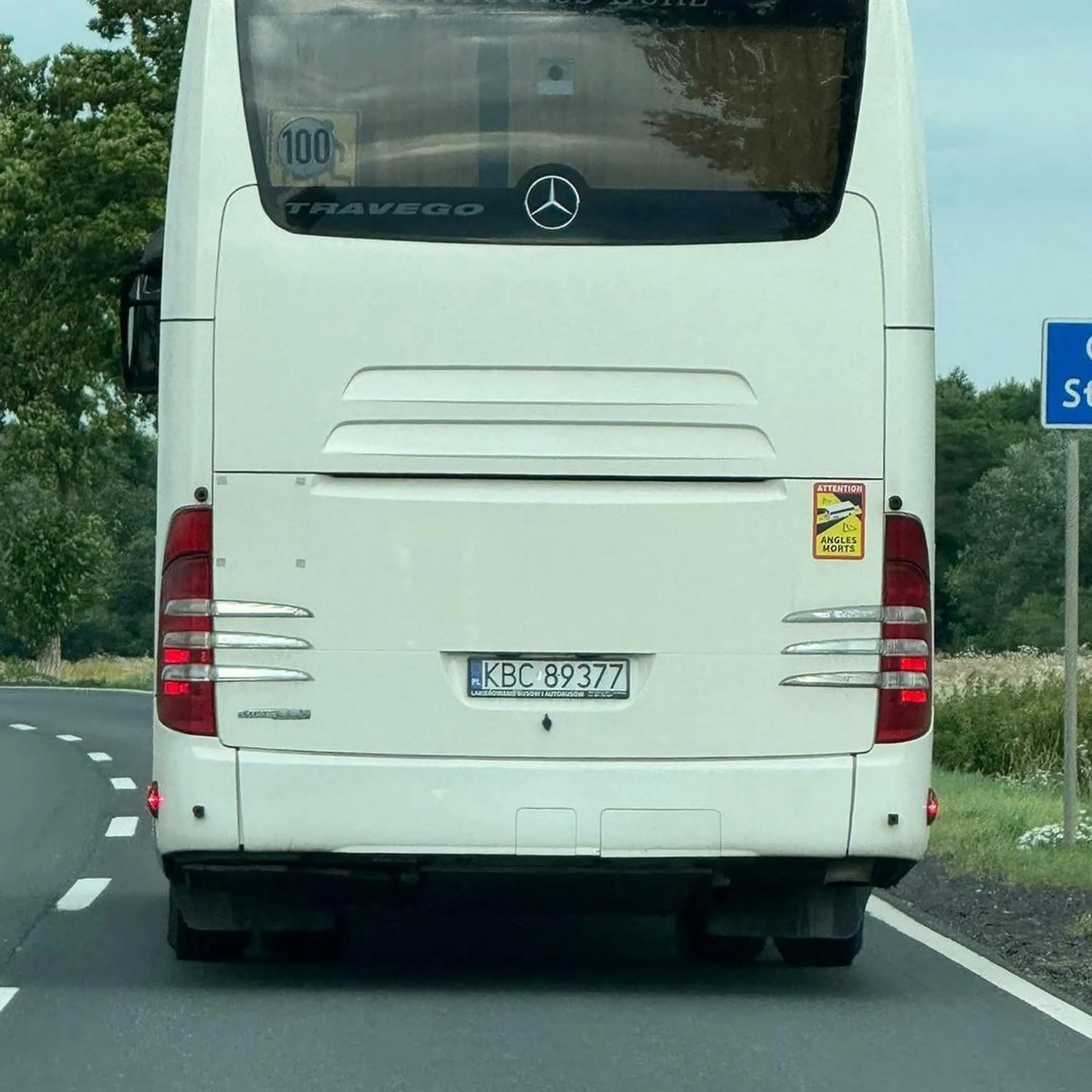 Dzisiaj, ok. 17:30, na drodze krajowej nr 5 w kierunku Wrocławia, między Bronówkiem a Dobromierzem, doszło do zdarzenia, w którym kierowca autobusu zepchnął motocyklistę do rowu w trakcie wyprzedzania. Kierowca autobusu nie zatrzymał się po zdarzeniu. Zatrzymał się natomiast kierowca Toyoty Hilux, aby pomóc, a ja ruszyłem za autobusem, próbując go zatrzymać. Niestety, jedyne co mam, to zdjęcie tego pojazdu.