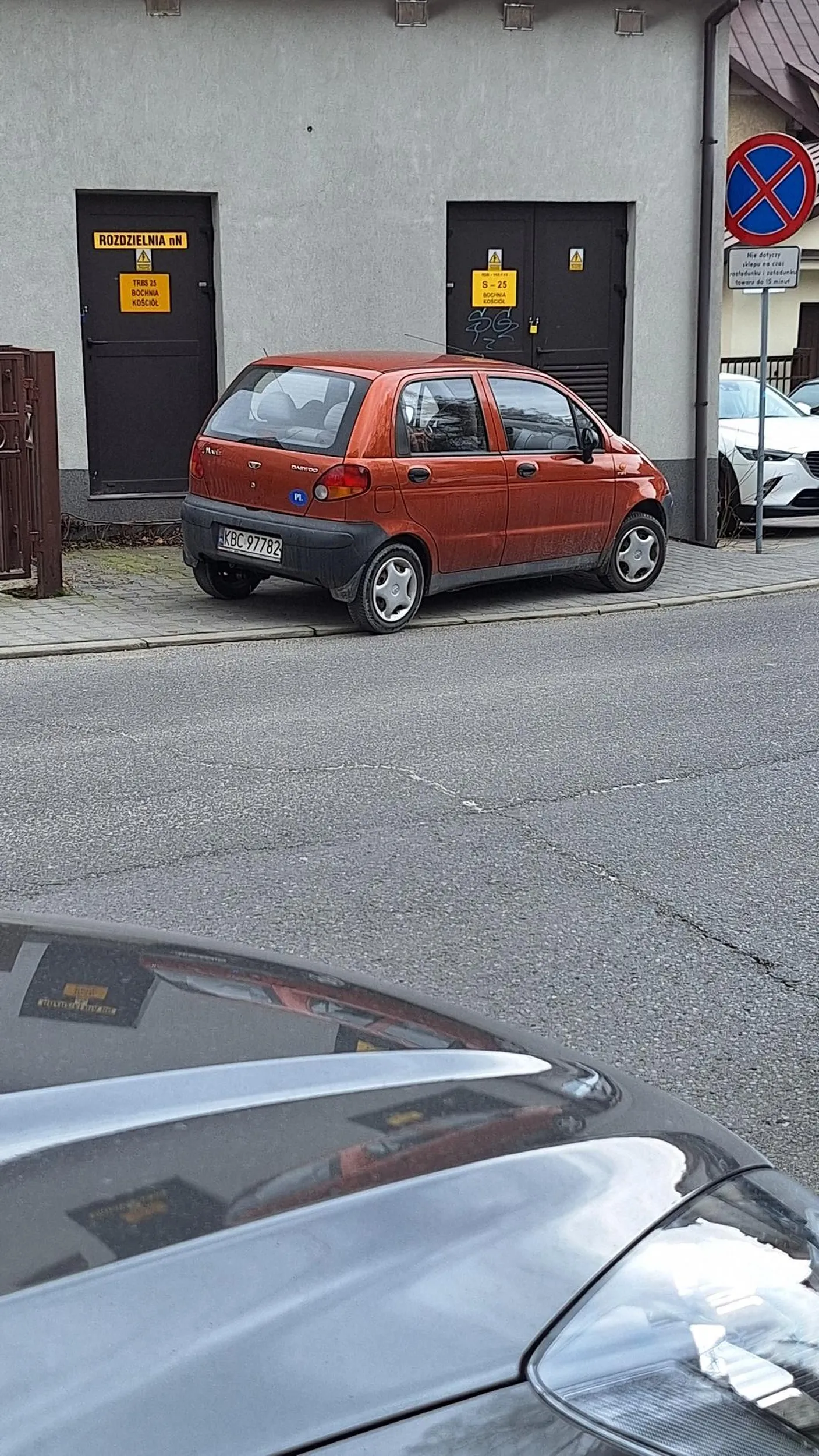 Ten matiz ma znak drogowy przyklejony do podwozia. Kierowca palił marihuanę i wciągał jakiś biały proszek ( mówił że to perwol ). Gdy krzyknąłem " Daj mu" przejechał mnie tą bestią i spuścił sromotny wpierdol. Matiz i właściciel mają jakieś problemy ( matiz to jeden wielki problem). Nie polecam