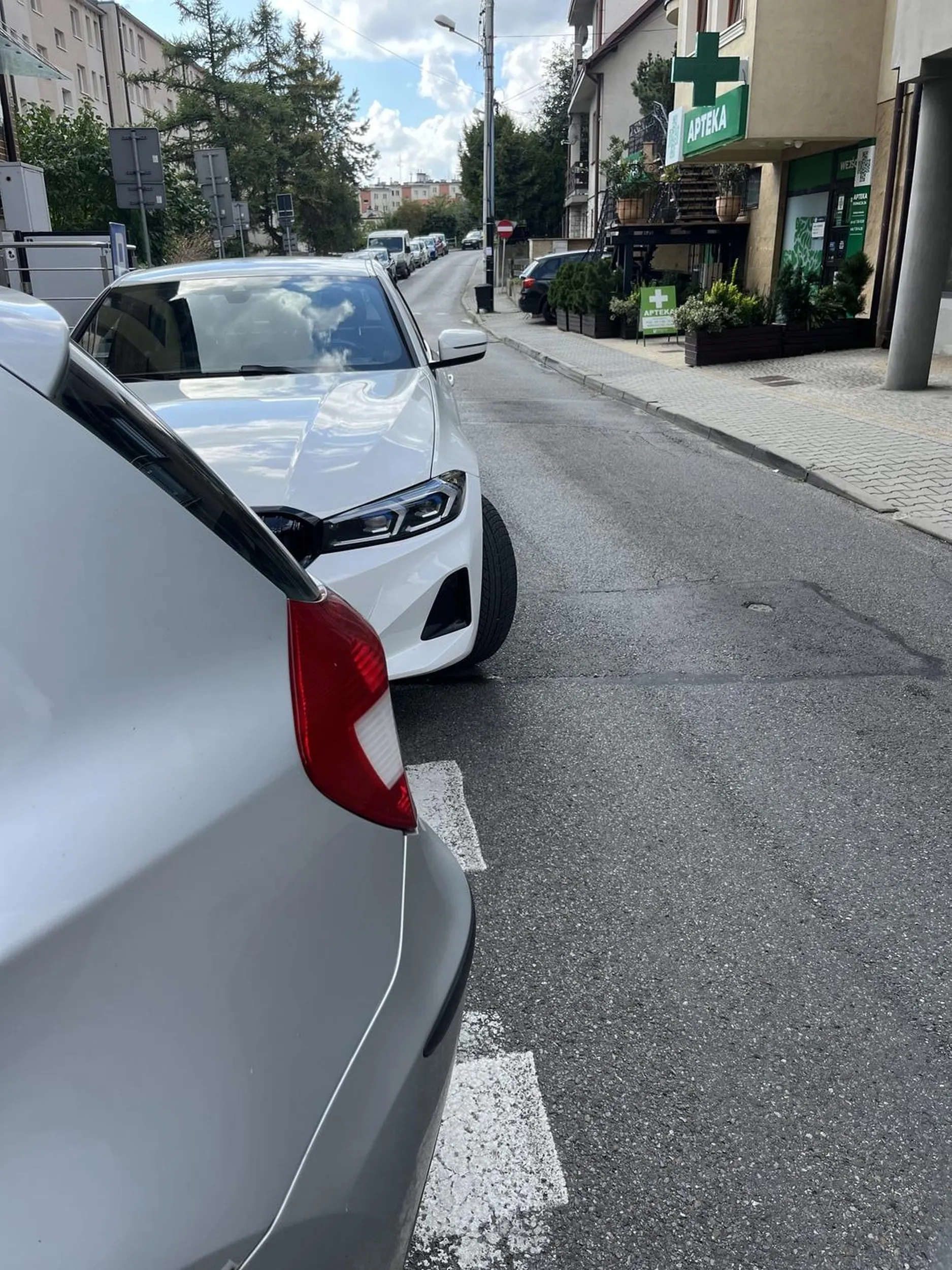 Nie dość że auto wystaje na jednokierunkową to jeszcze kierowca ewidentnie nie ma wyczucia odległości ani wyobraźni bo dojechane do samochodu tak, że nie da się wyjechać, ale najważniejsze że BMW za kilkadziesiąt tysięcy, zasady nie obowiązują :’)