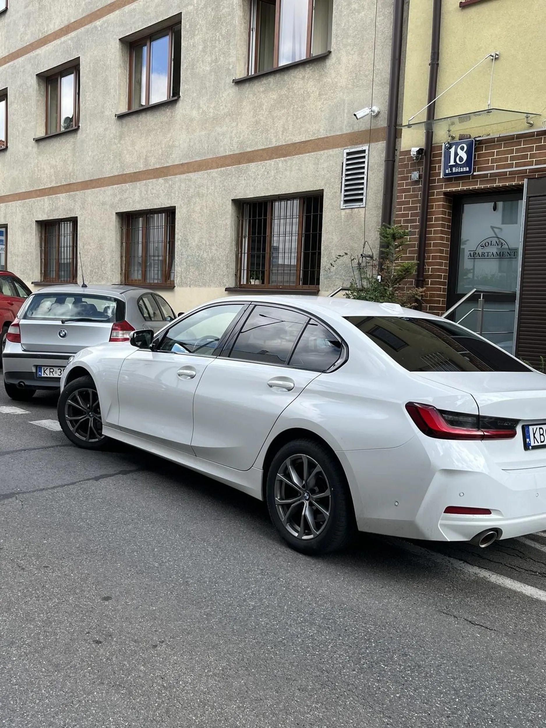 Nie dość że auto wystaje na jednokierunkową to jeszcze kierowca ewidentnie nie ma wyczucia odległości ani wyobraźni bo dojechane do samochodu tak, że nie da się wyjechać, ale najważniejsze że BMW za kilkadziesiąt tysięcy, zasady nie obowiązują :’)