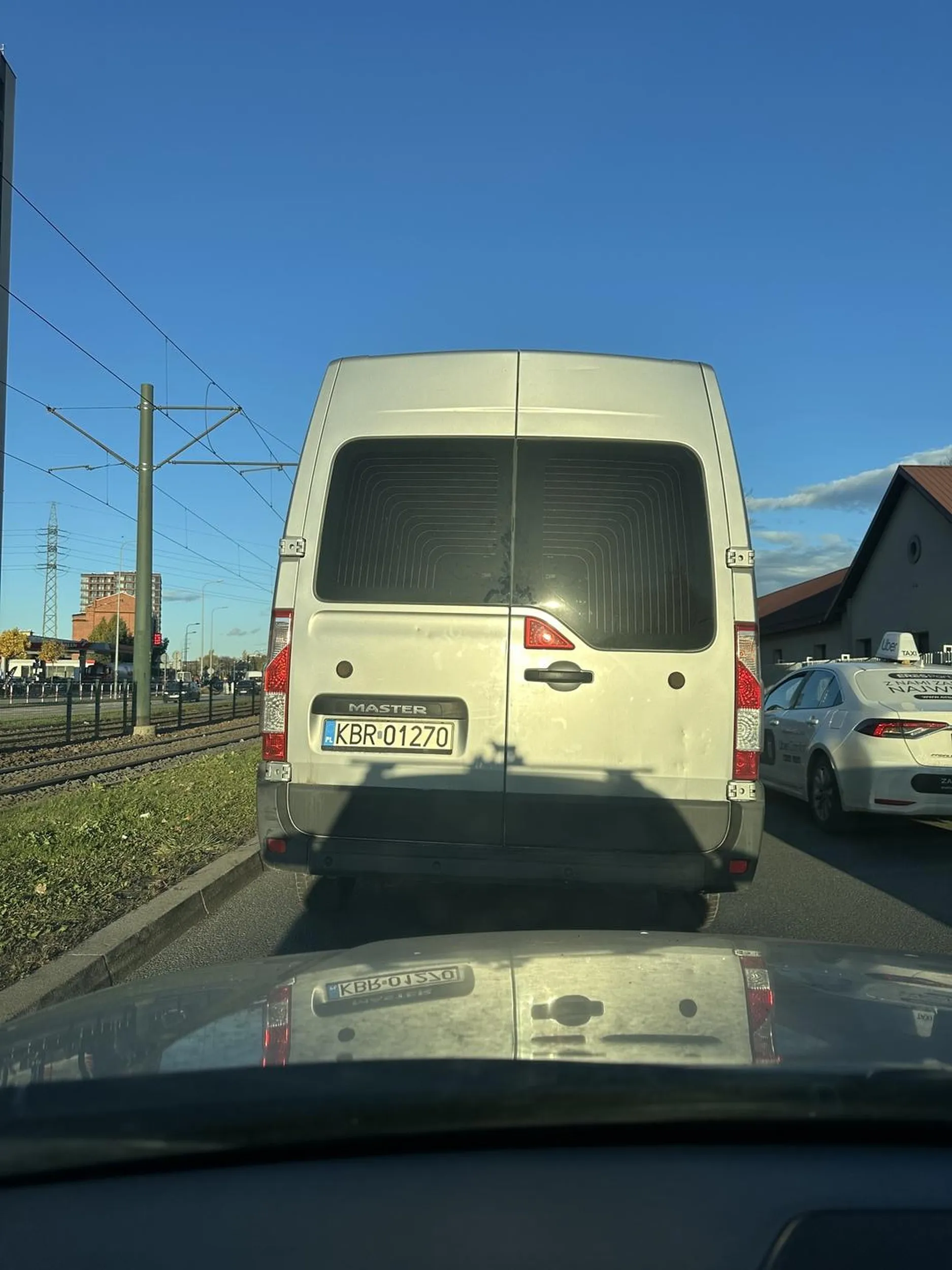 Kierowca nieodpowiedzialny i chamski. Chyba urwał się z choinki a prawko wygrał w chrupkach. Ryje się w Krakowskich korkach okropnie, mam nadzieję, że kiedyś dostanie za to po dupie.