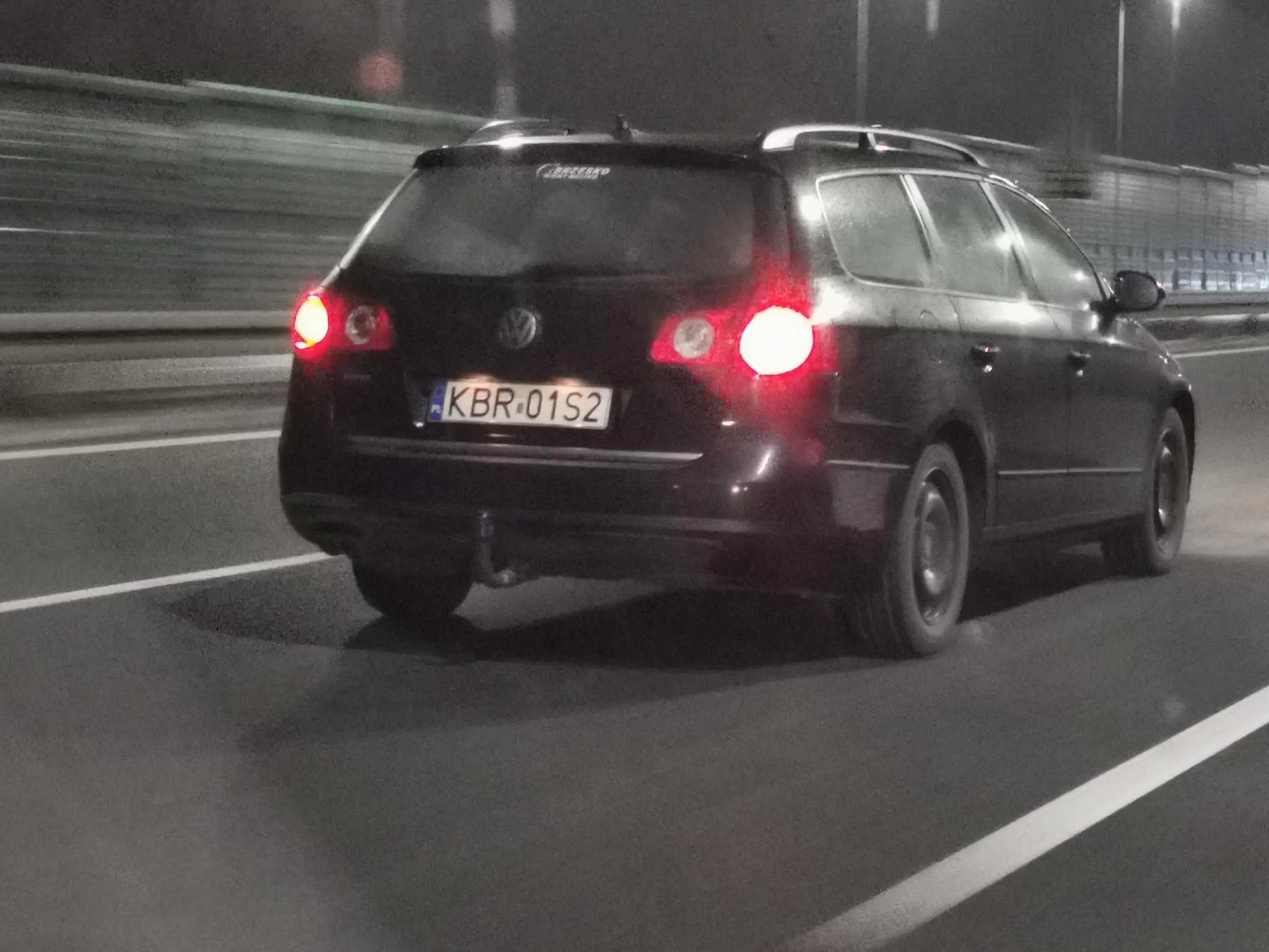 Halo Brzesko, fajnego macie ziomala co na autostradzie tak się bawi telefonem, że nie kontroluje swojego pasa i zjeżdża komuś przed maskę. A potem... faki i te sprawy, zajezdzanie, jazda obowiązkowa na halogenach jak to na wsi oczywiście. Tylko jakoś nie chce na boczek zjechać taki to osioł. Ale piękny film masz.