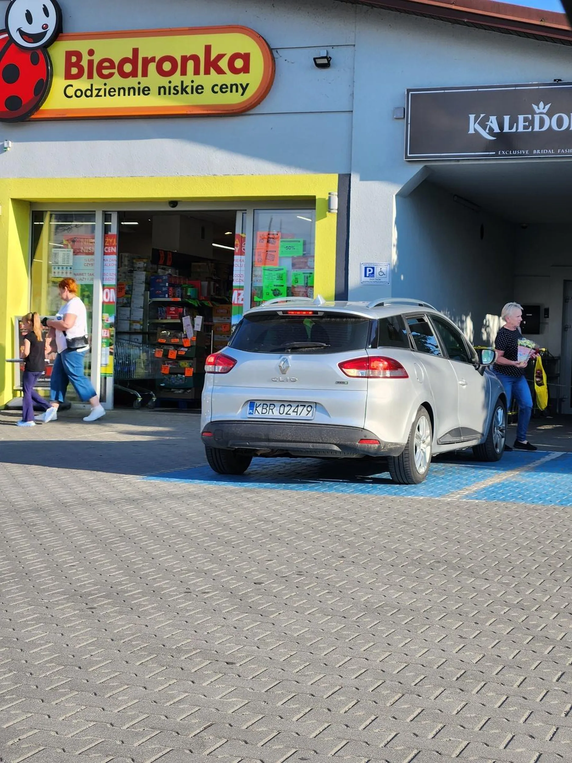 Niepełnosprawność umysłowa. Pół parkingu wolne