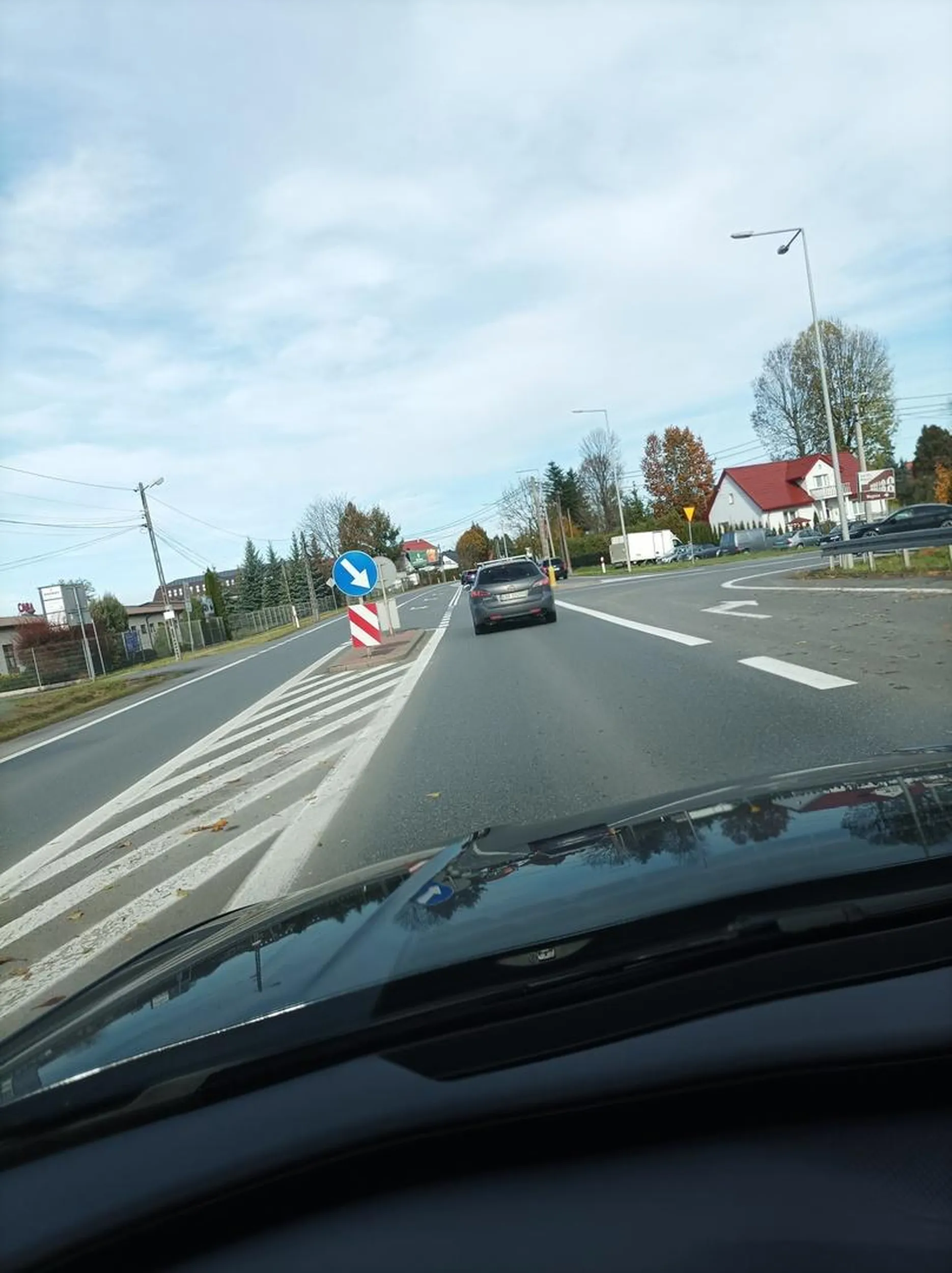 Wymusza pierwszeństwo po czym hamuje i pokazuje środkowy palec....