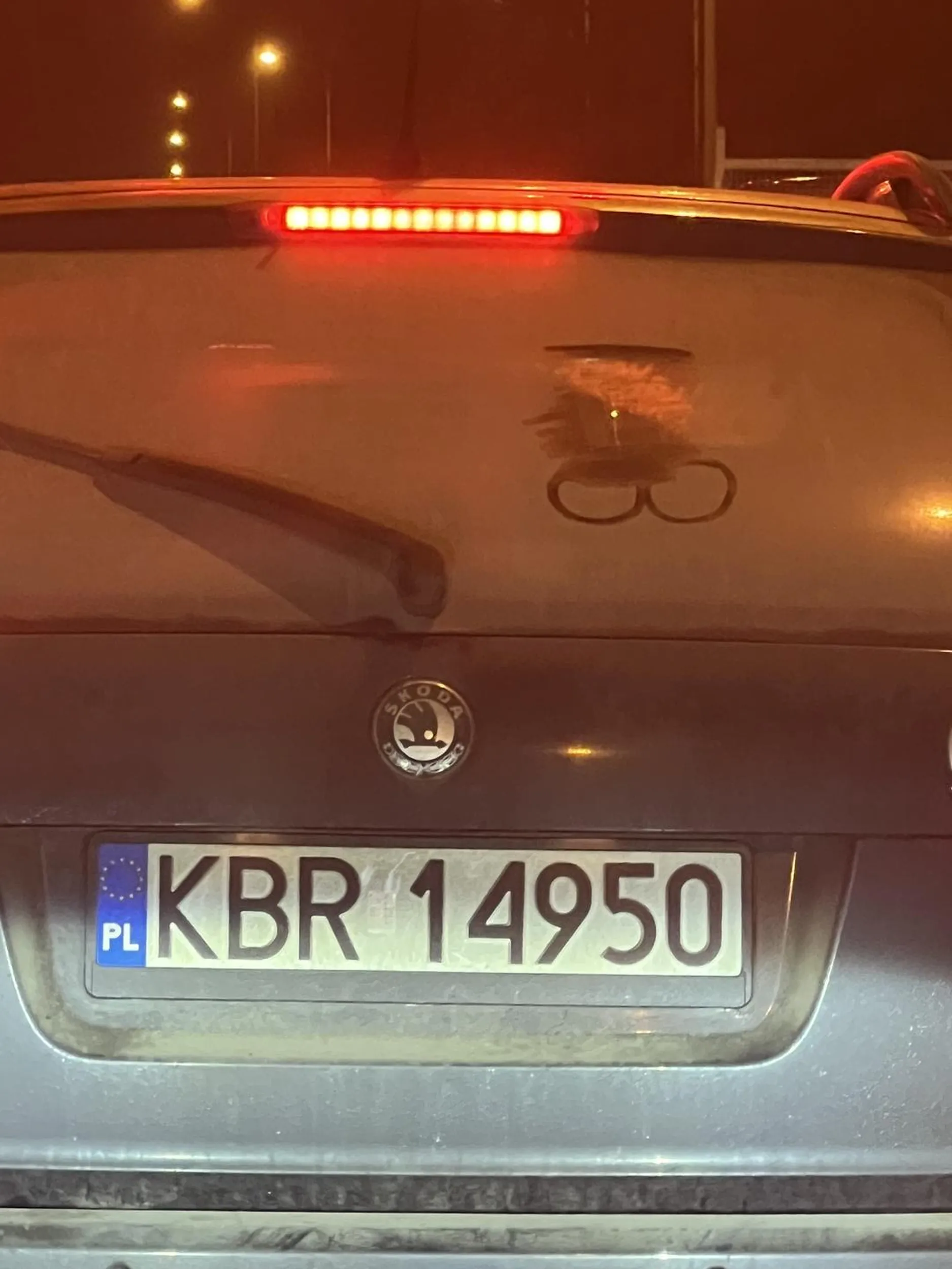 Ograniczenia prędkości nie są dla tego kozaka, jazda w odległości powyżej 2m od poprzedzającego auta to ujma na honorze. Chyba nie tylko ja mam onim „srednie” zdanie