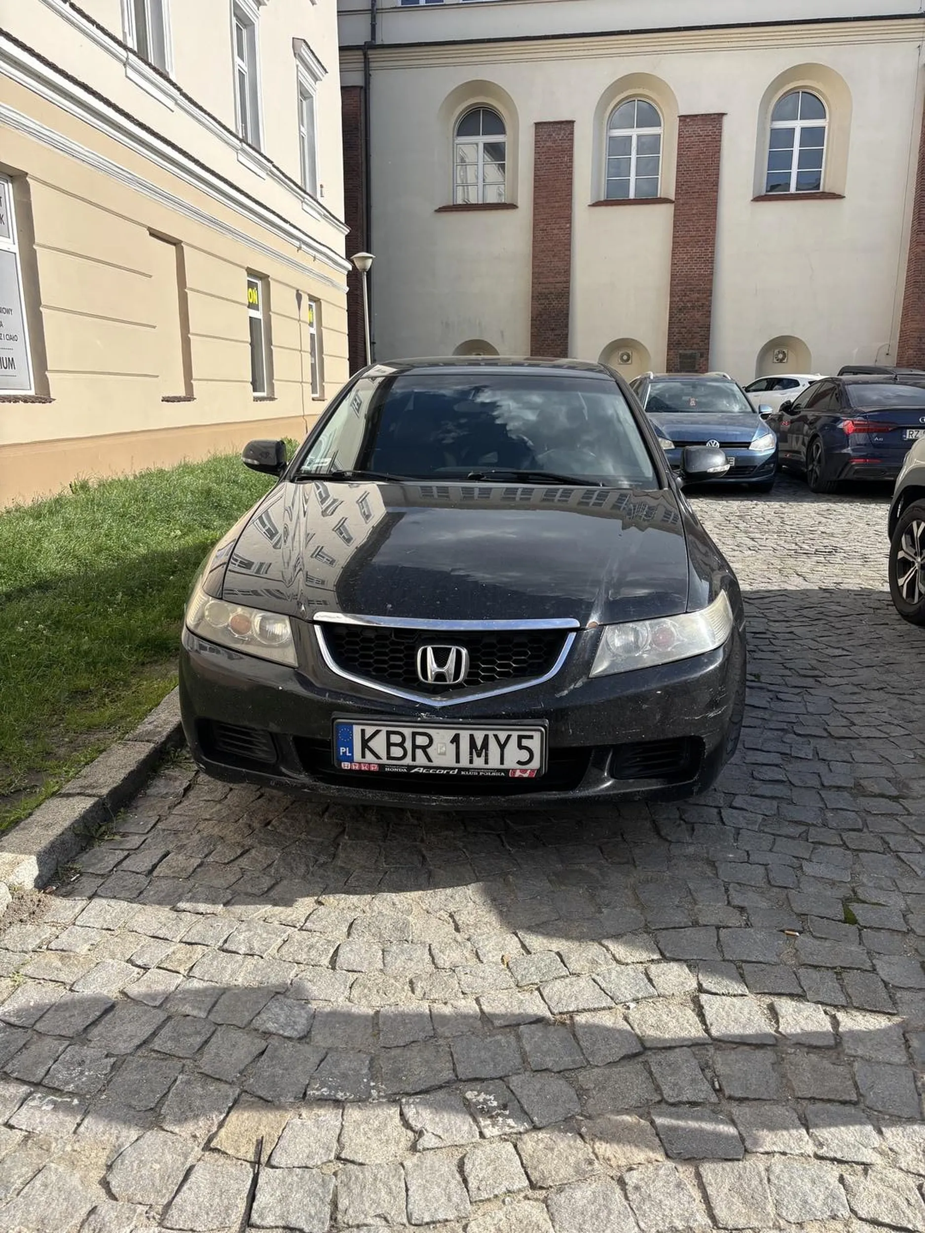 Zastawia wyjazd na parkingu.