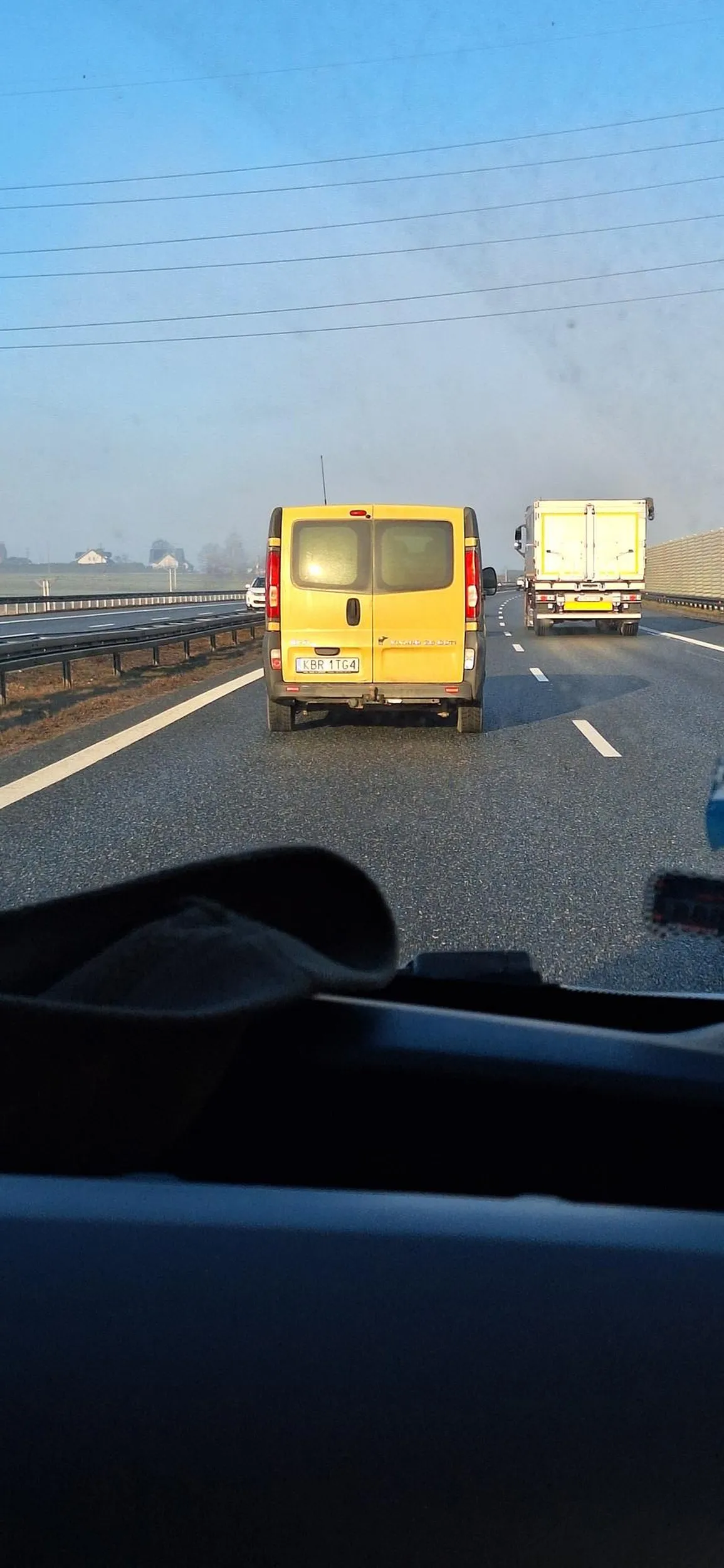 Uwaga na żółtego busa. Zajeżdża drogę na autostradzie.  Kierunowaskazy ma chyba zdemontowane