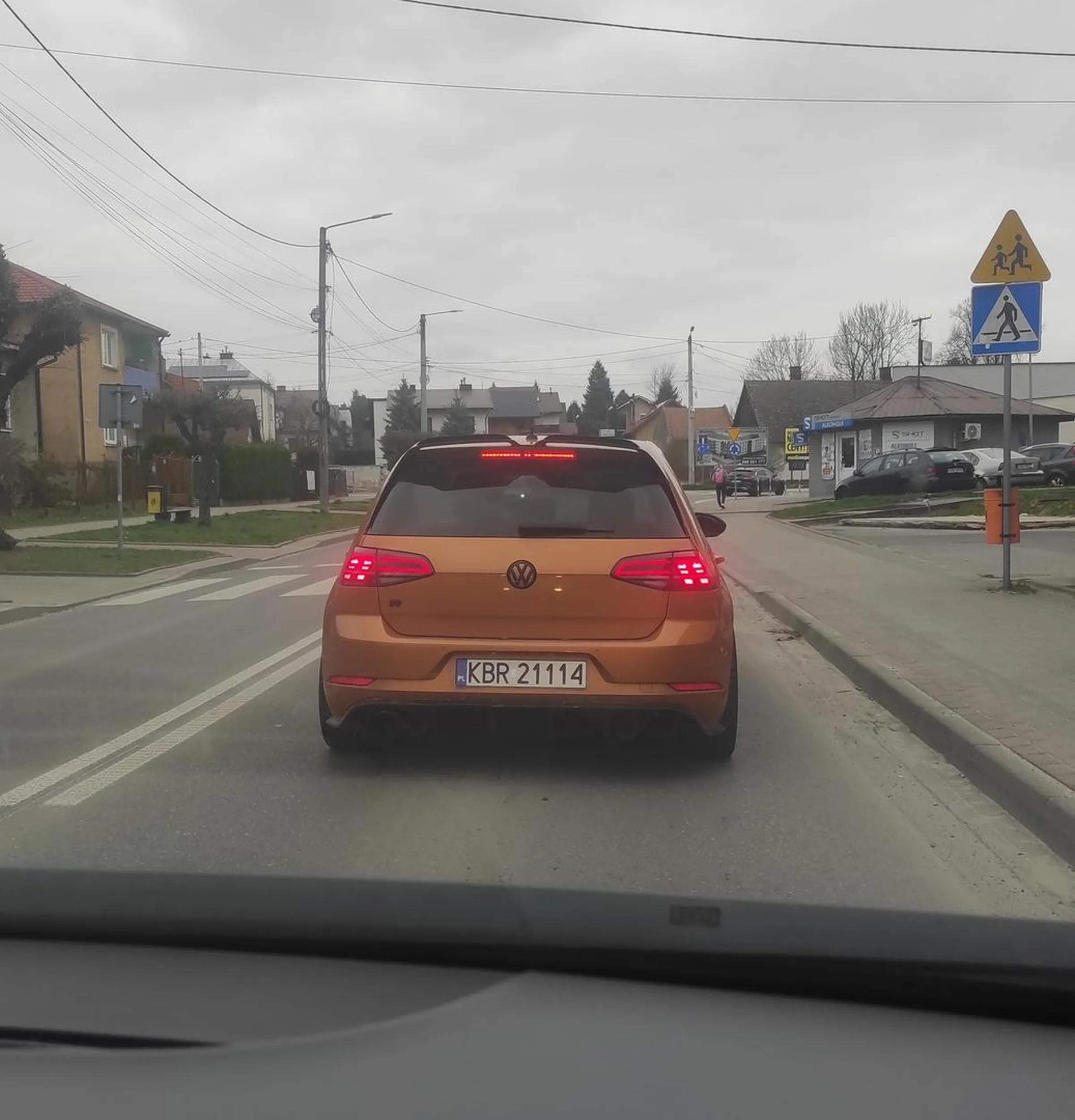 Nie zna podstawowych zasad pierwszeństwa na drodze ?