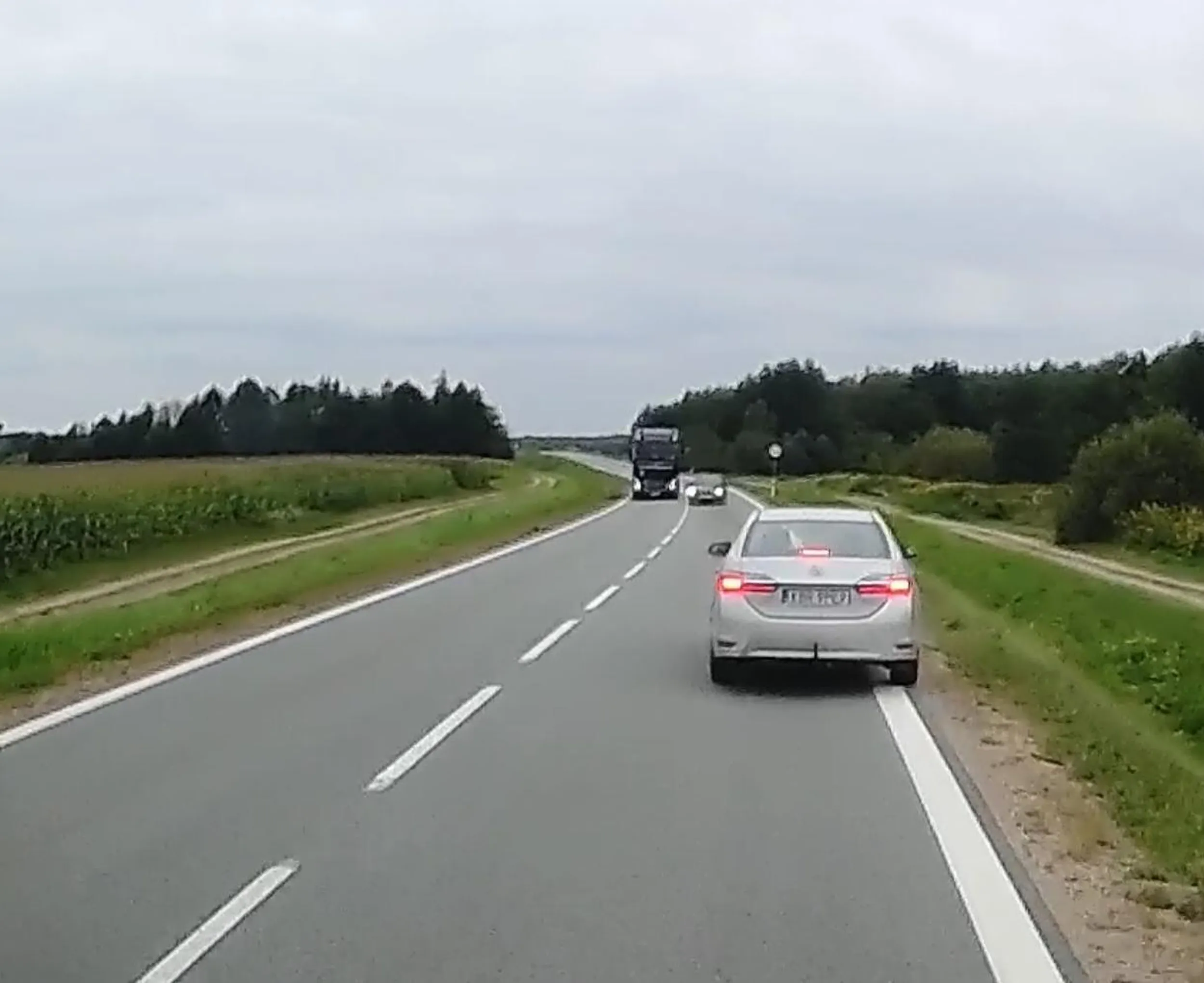 Chory facet wyprzedza na łuku tira wprost na czołówkę.