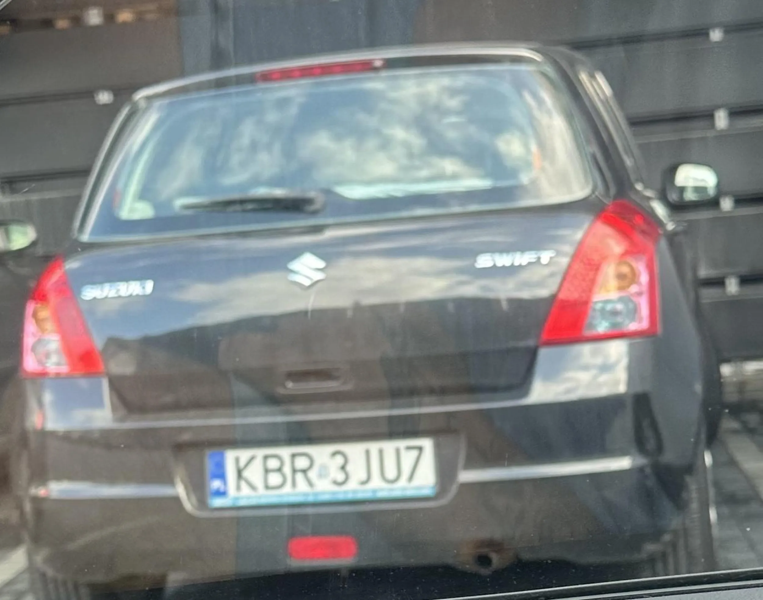 Wymuszanie pierwszeństwa , wpychanie się w miejsce parkingowe mimo sygnalizacji manewru. Suzuki Swift