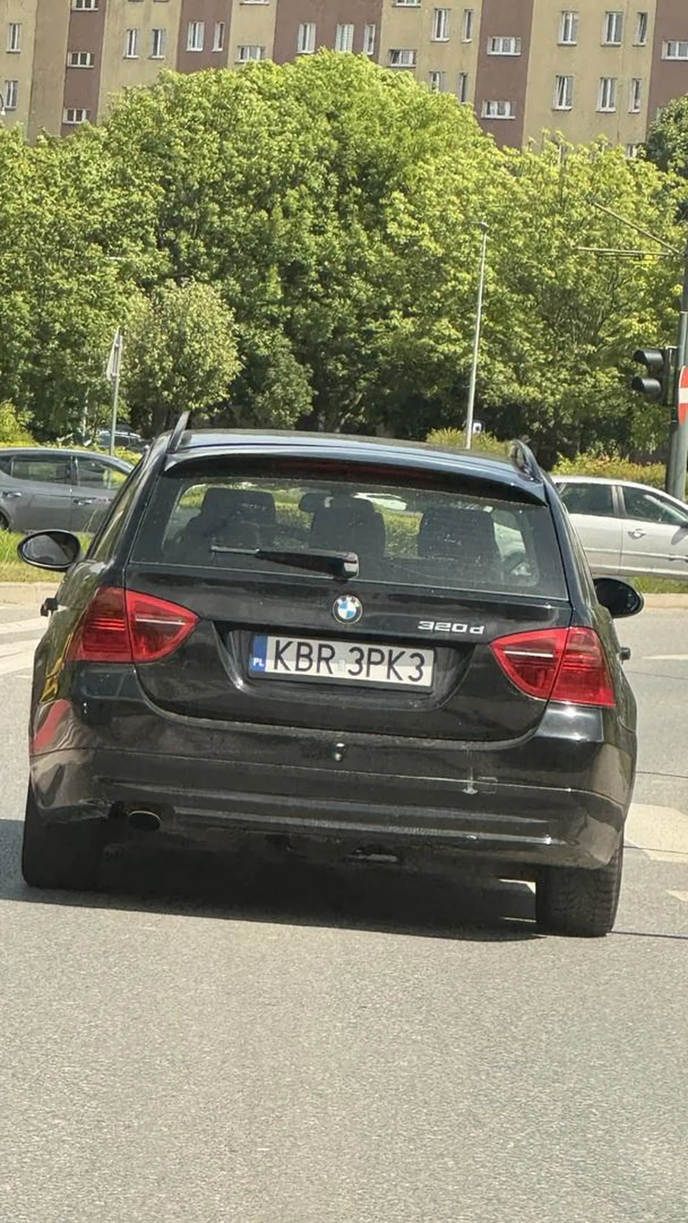 DPF wycięty i kierowca szczęśliwy. Jeździ po Krakowie i smrodzi, puszcza czarne chmury, nie da się za nim jechać. Powinni mu zatrzymać dowód rejestracyjny.