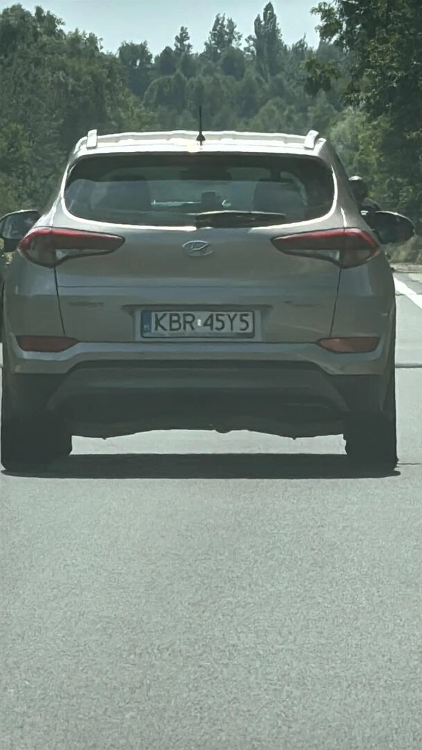 Facet kilka razy mylił zjazdy, zatrzymywał się na ekspresie, potem znowu dołączał na niego, żeby zaś zablokować zjazd… Co chwila zjeżdżał na 2 pas jadąc środkiem drogi, że nie szło go wyprzedzić, używał kierunkowskazów okazjonalnie, głównie gdy nie robił żadnego manewru… nawalony?