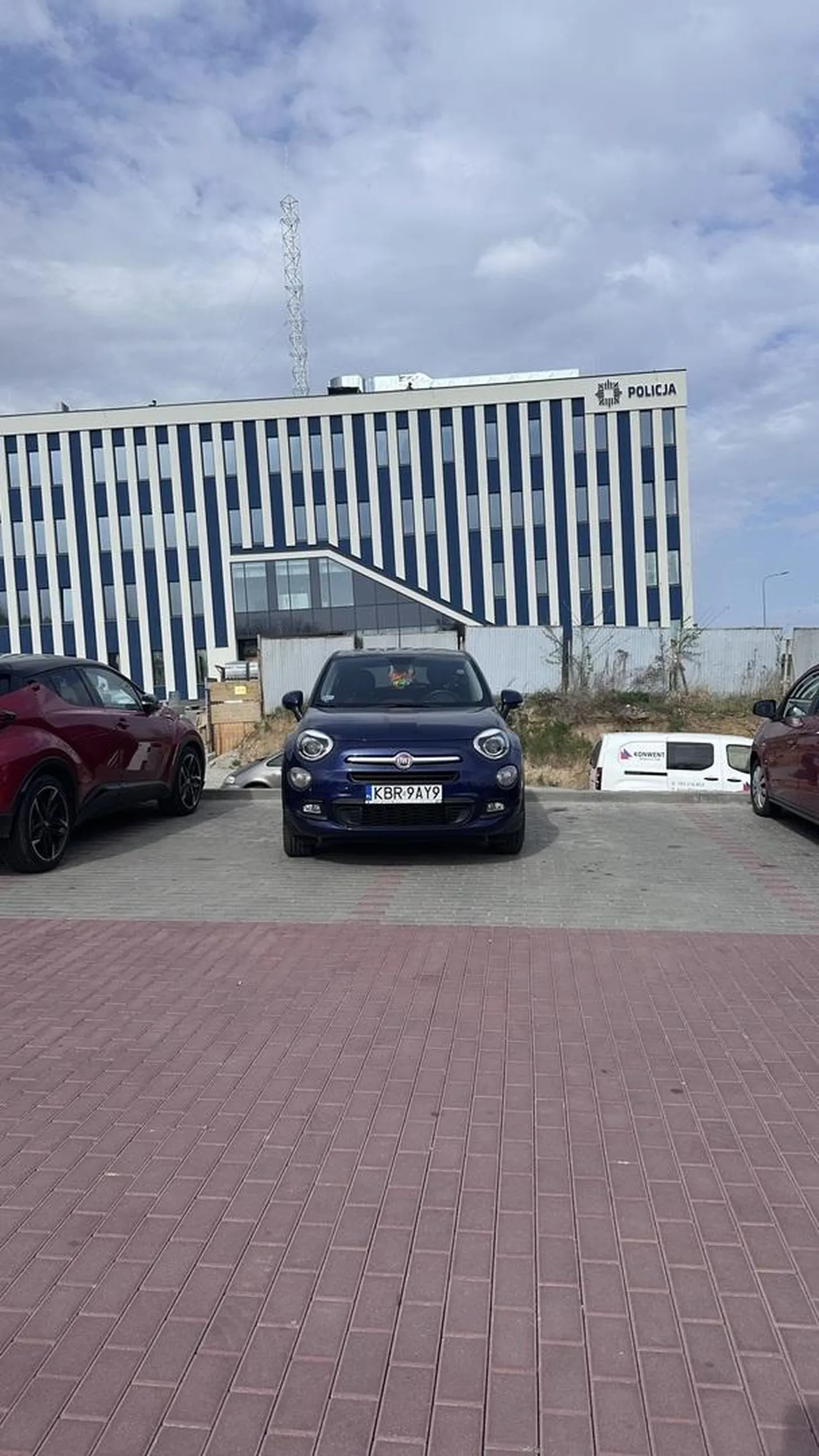 Drogi kierowco, jak masz problem z parkowaniem to może warto korzystać z transportu publicznego