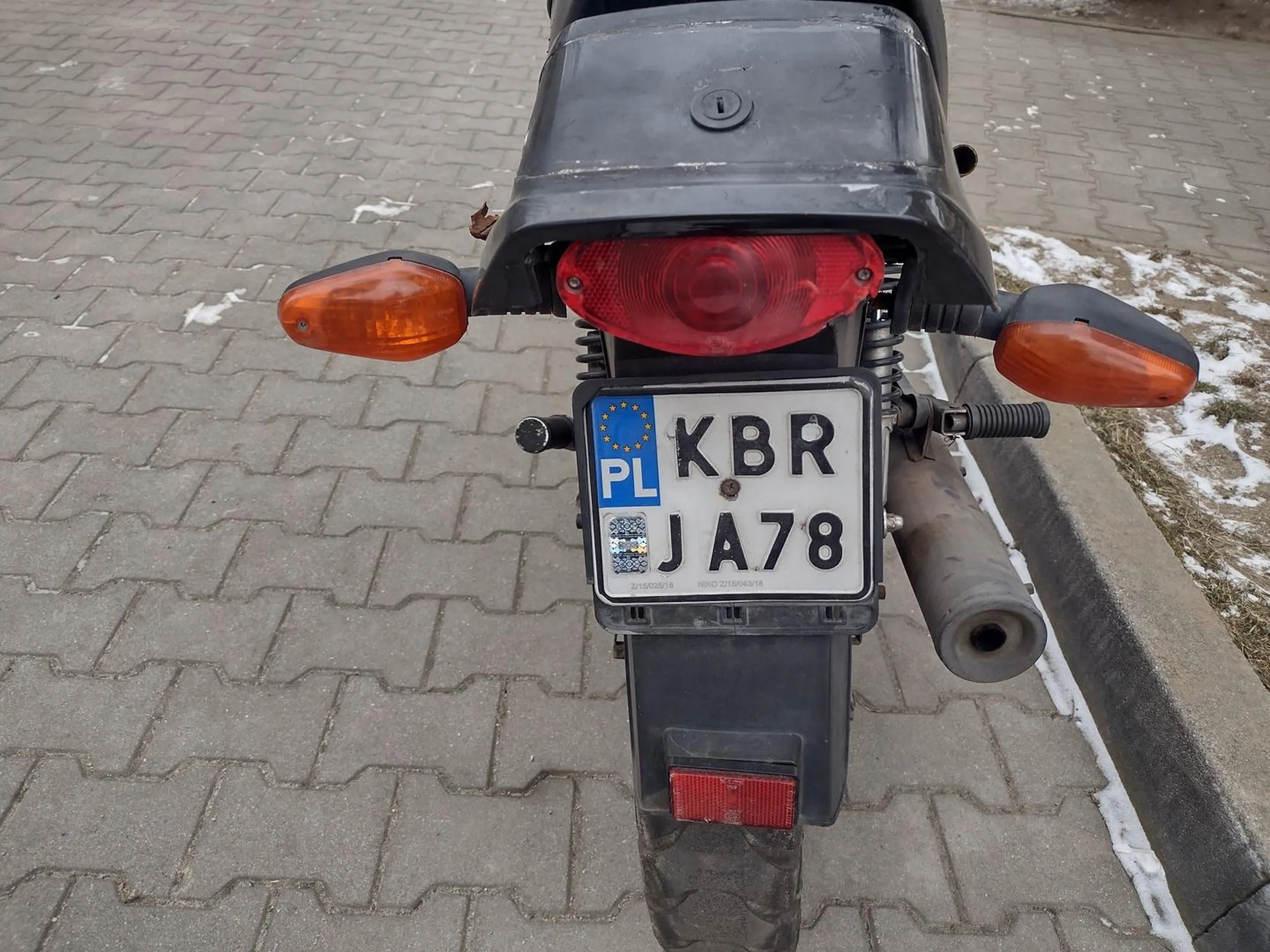 takie coś stoi u mnie pod blokiem już 3 tydzień może ktoś szuka ?