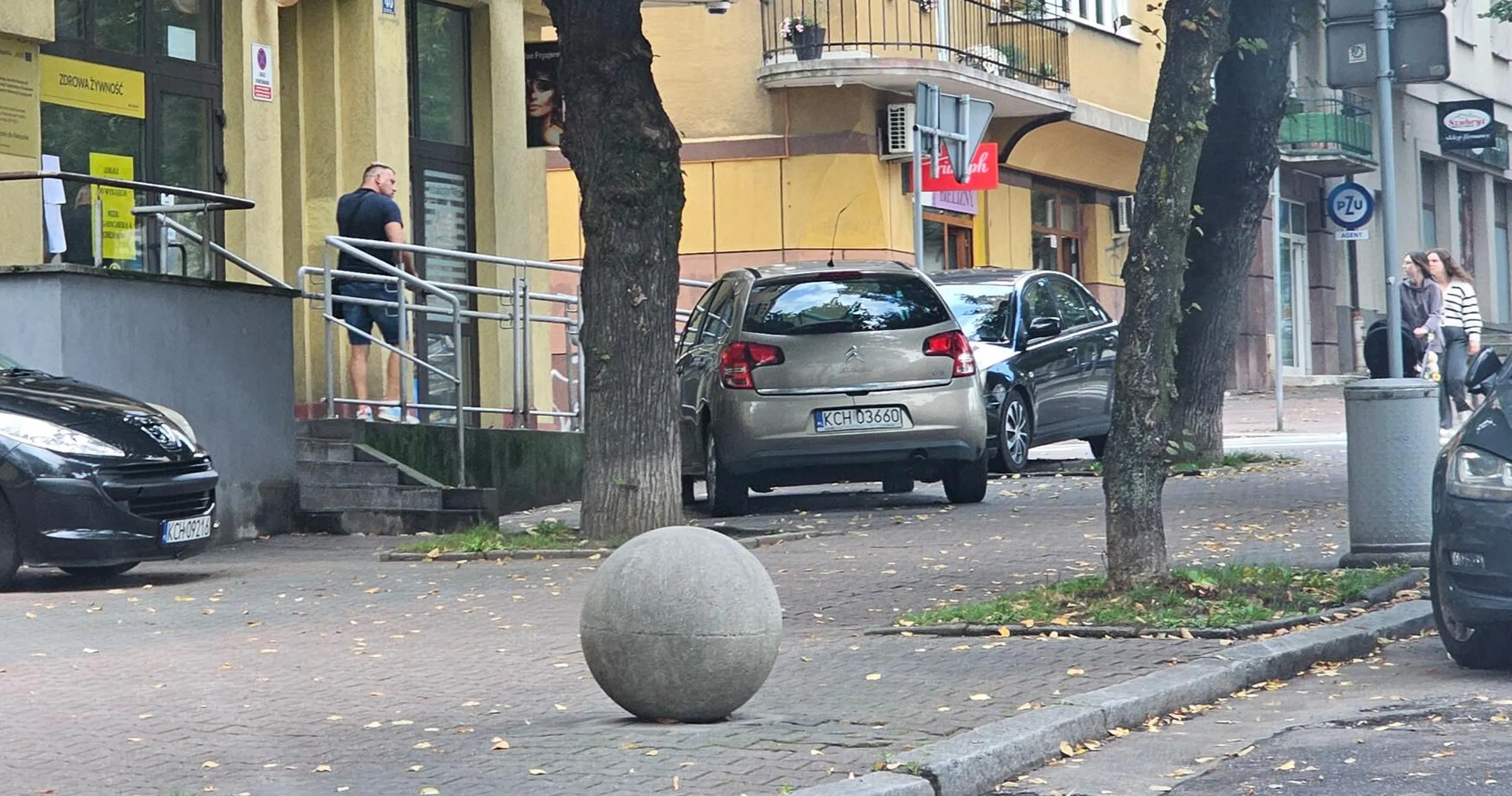 gruby jeździ po chodniku i parkuje na środku chodnika, zamiast ruszyć dupę 100m (chociażby dla zdrowia)