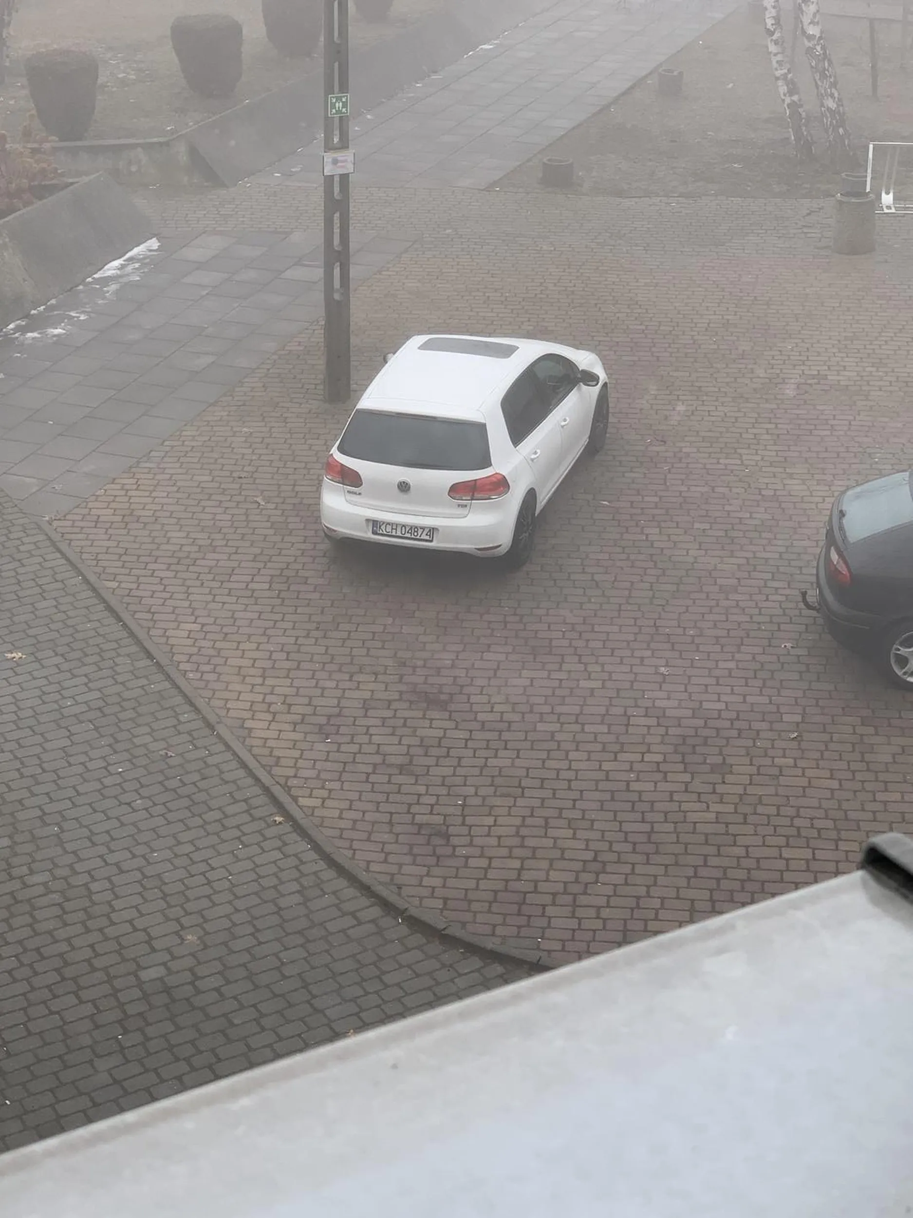 Naucz się jeździć i parkować na nie zakazie dostał auto od rodziców i myśli że jest królem ulic i parkingów jak narazie to ani nie potrafi jeździć ani parkować