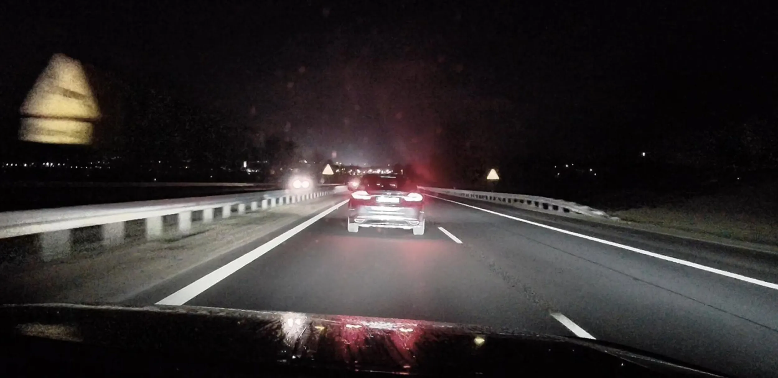 mistrz lewego pasa, oczywiście przyspiesza podczas wyprzedzania prawym