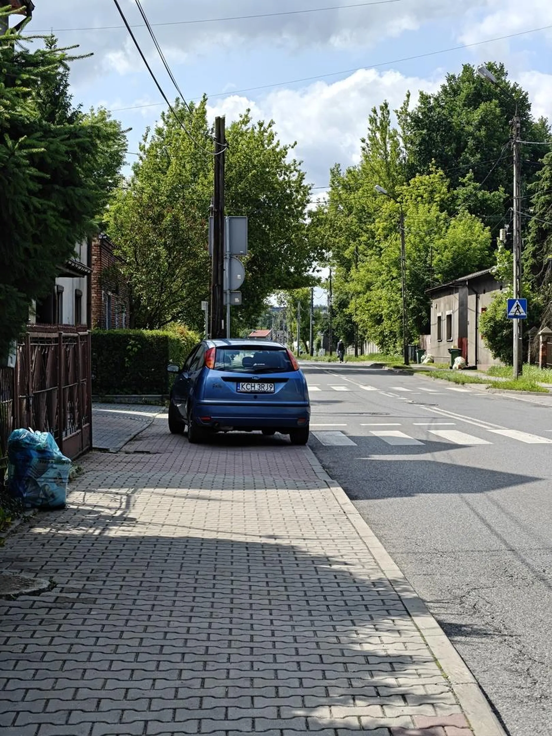 Świetne parkowanie, zablokowane przejście dla pieszych zawsze w cenie, piesi to doceniają