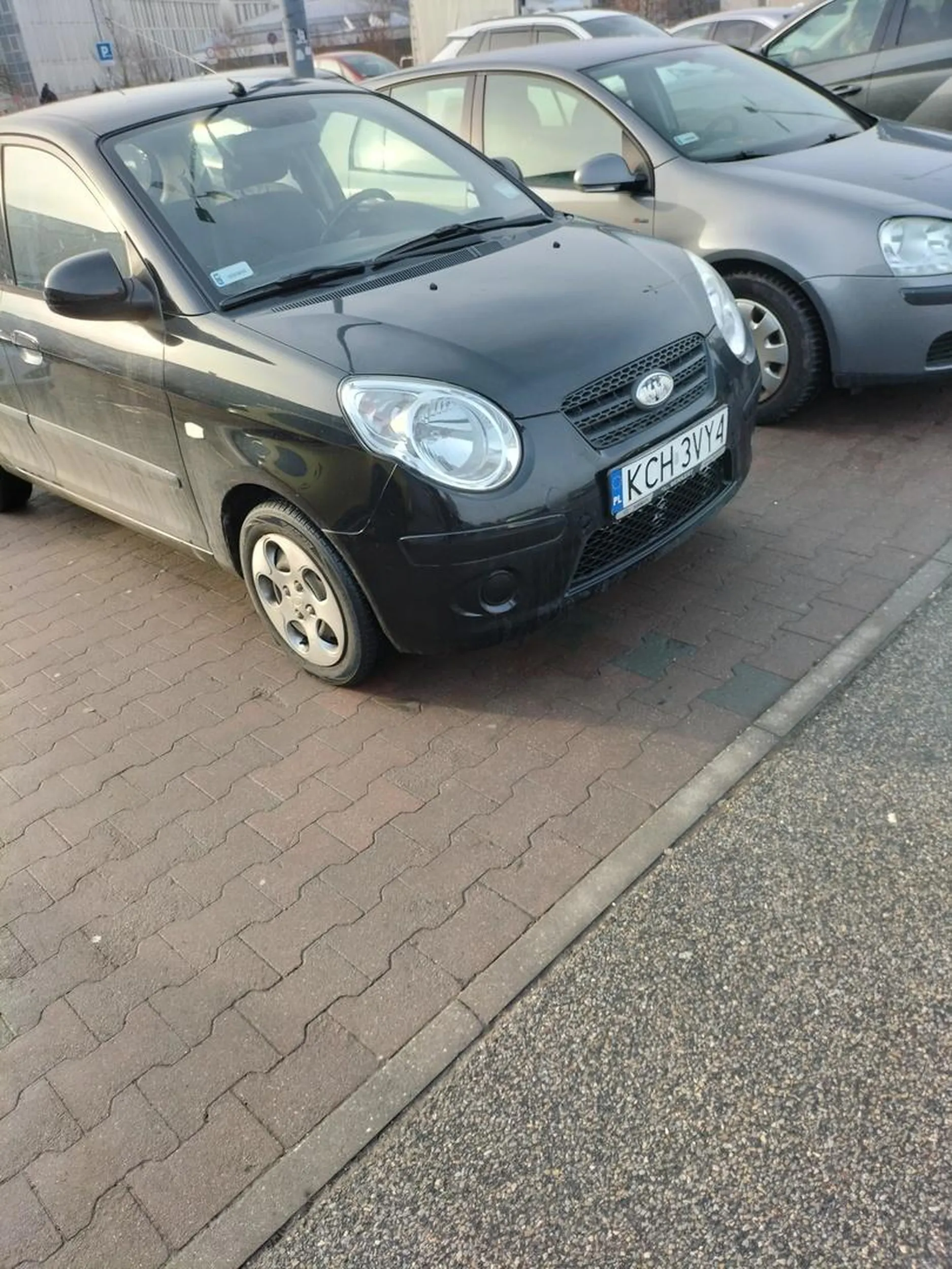 Specjalnie staje na środku parkingu pod Kauflandem (gdzie zawsze jest dużo pieszych idących z i do uczelni). Auto piszczy jak zarzynany wieprz, kiedy zbliżysz się na odległość 5 metrów. Przecież nikt takiego złoma by nie ukradł!