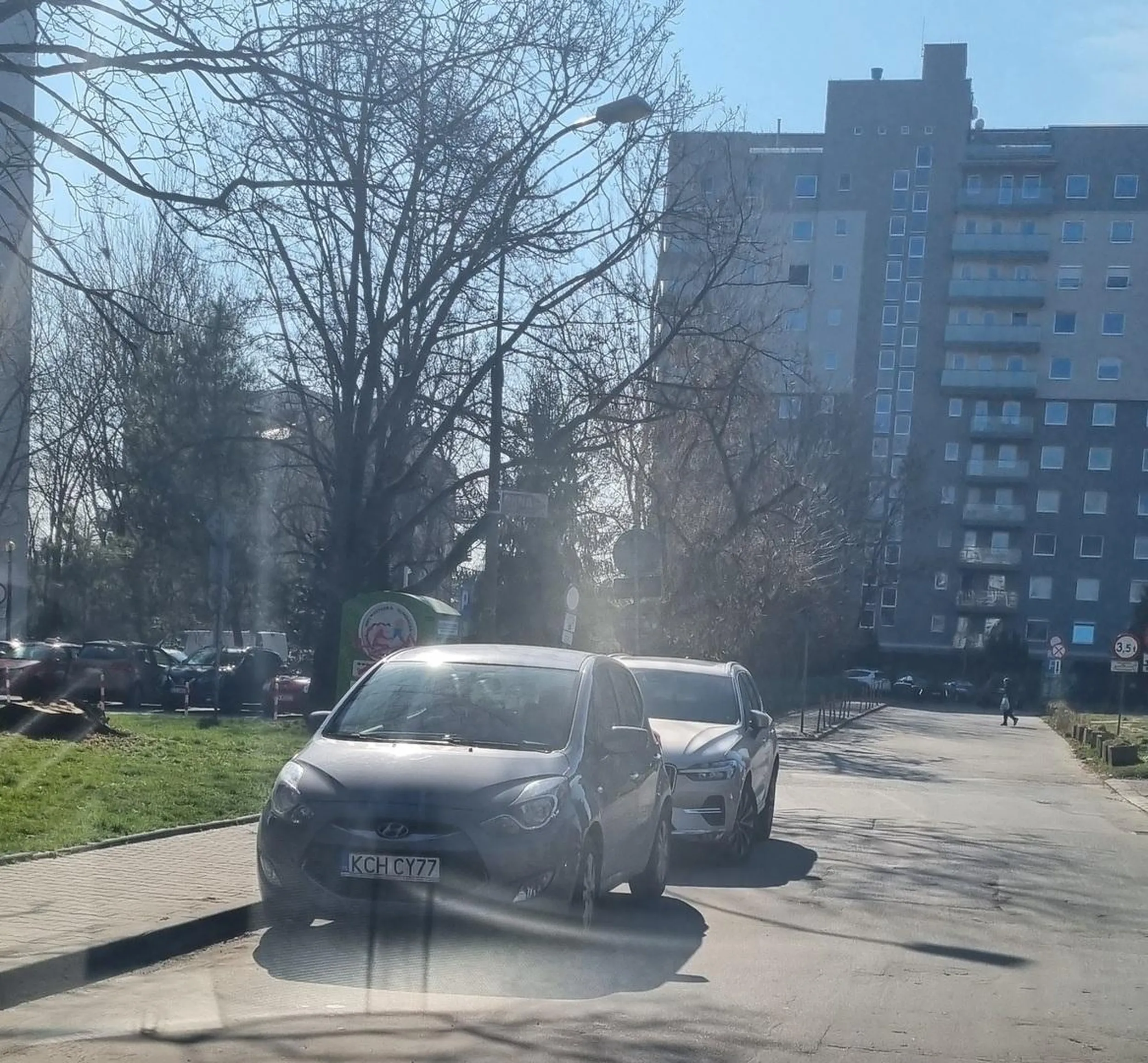 A oto i on nasz bohater. Przyjechał z okolic Chrzanowa siti by w centrum Krakowa postawić swojego grata przy skrzyżowaniu, na zanku zakazu, blokując cały pas ruchu i tak stoi pierdoła od tygodnia. A wszyscy sie męczą bo trzeba omijać, się wymijać bo kretyn zostawił auto na środku drogi ruchu dwustronnego i sobie poszedł
