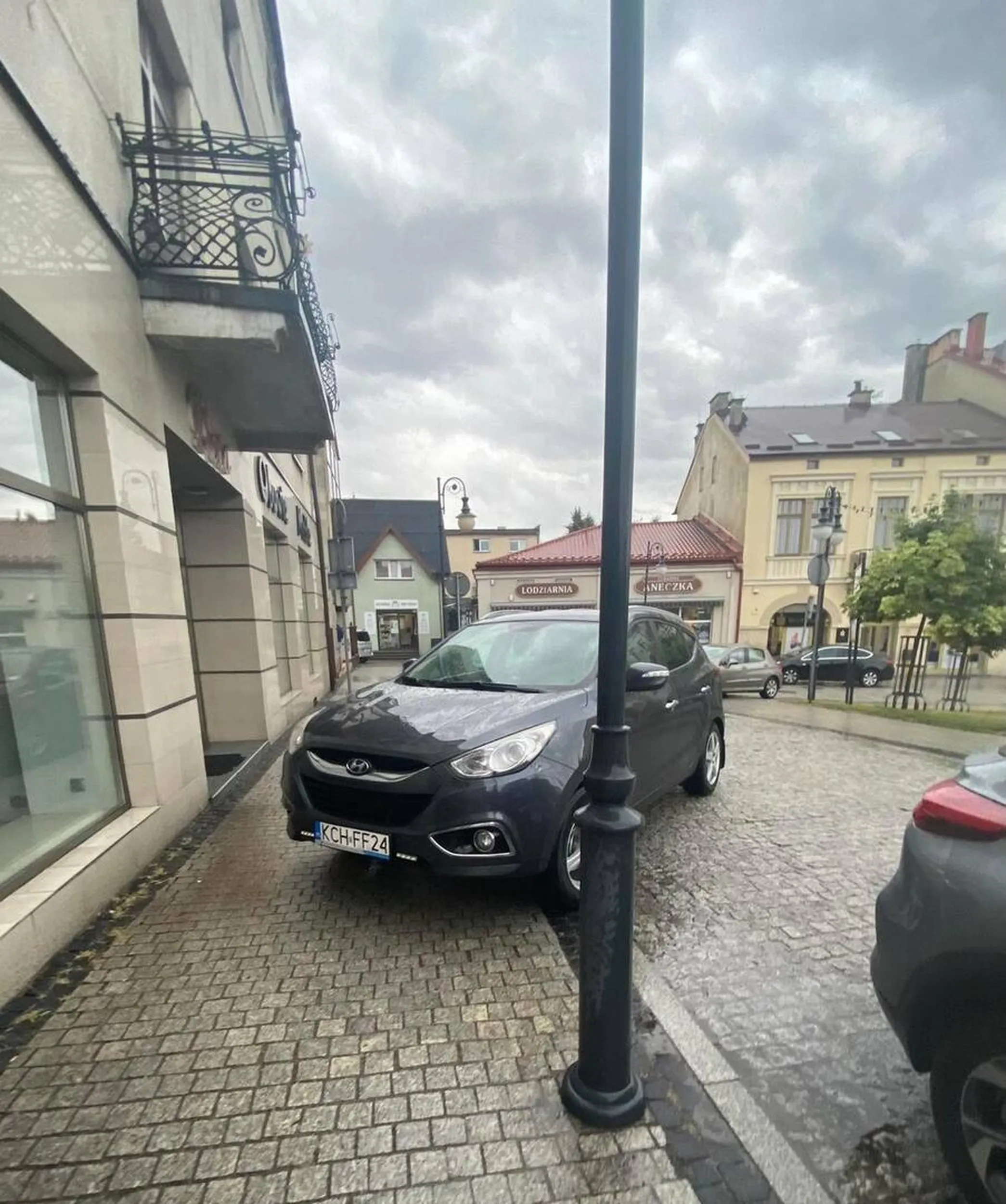 Blokuje przejście dla pieszych