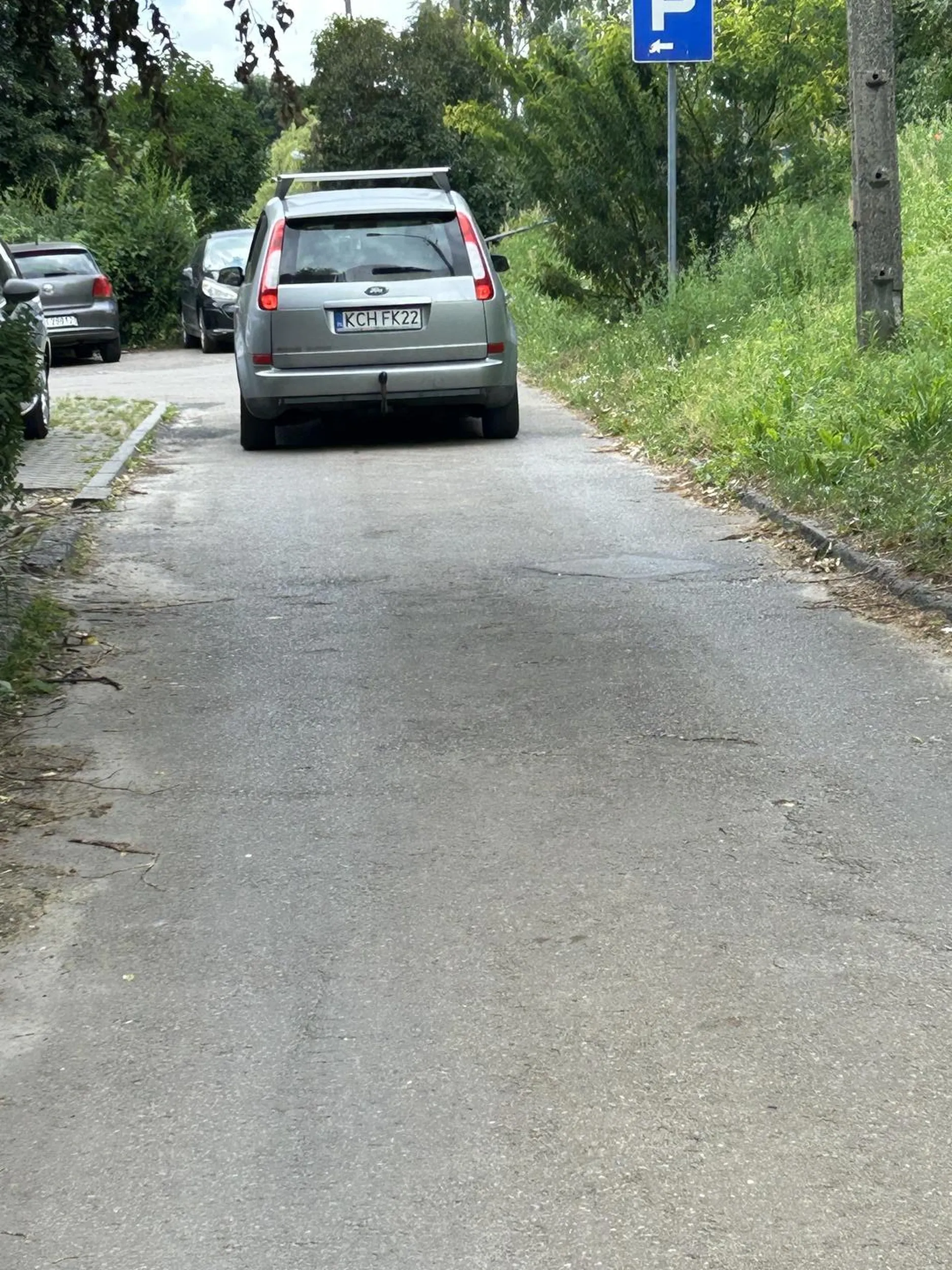 Kierująca Fordem focus c-max (KCH FK22) uderzyła mnie lusterkiem w łokieć i nawet się nie zatrzymała. Musiałam sama podejść do jej samochodu. Zdarzenie miało miejsce na wąskiej, osiedlowej ulicy, gdzie poruszają się dzieci i osoby starsze – a w pojeździe tej pani siedziało dziecko. Brak reakcji, zero refleksji – całkowite zignorowanie sytuacji. Gdyby na moim miejscu było dziecko albo starsza osoba, mogło się to skończyć o wiele gorzej. Uwaga na tę osobę – skrajny brak wyobraźni i kultury za kierownicą. Nie wspominając już o zdolności oceny odległości od pieszego – który na osiedlowej drodze bez chodnika ma pierwszeństwo.