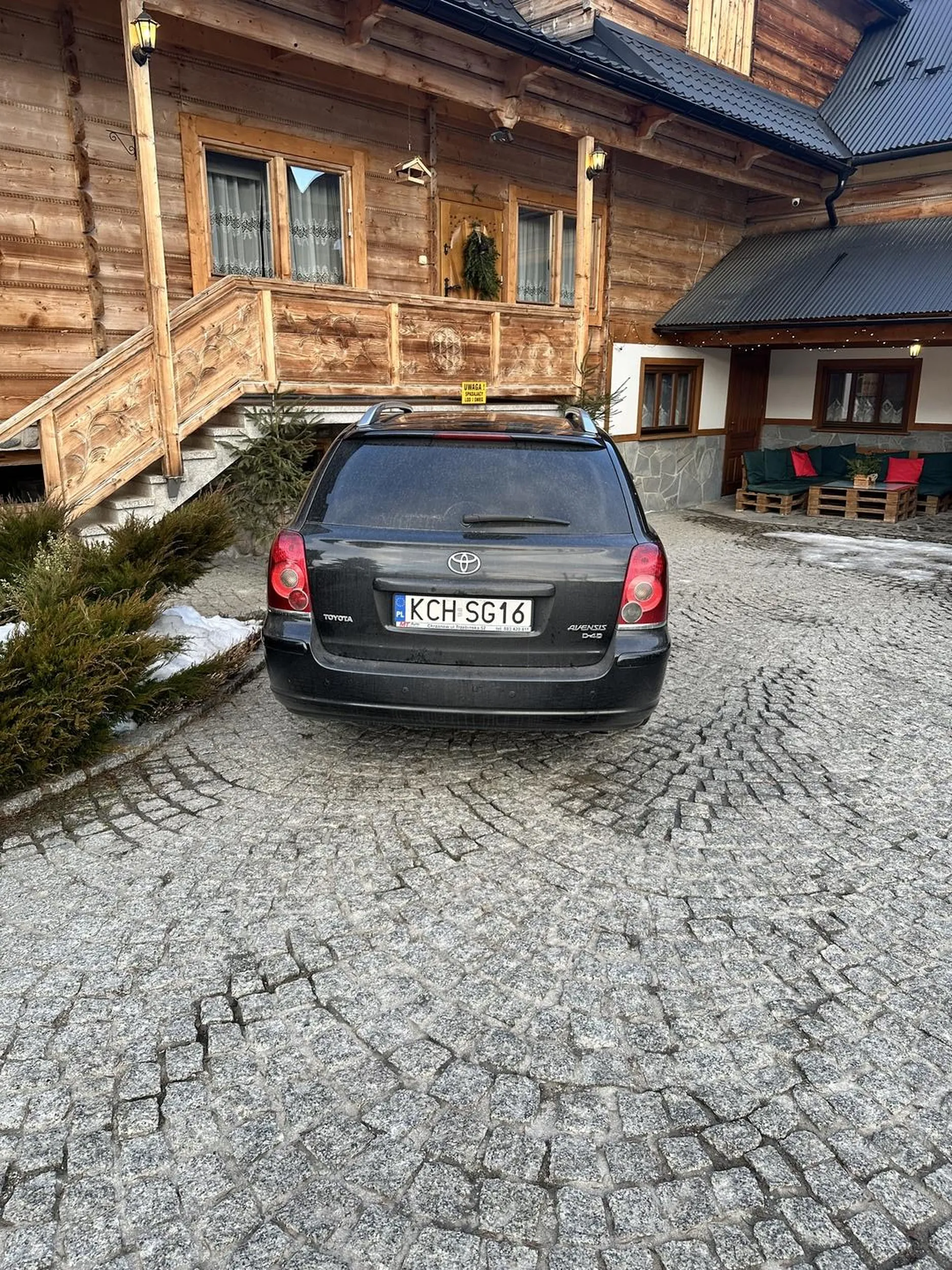 Nie dość, że staje na wejściu do ośrodka, to nie szanuje kolejki w restauracji - wchodząc i mówiąc że „do znajomych” i zajmuje zwalniany stolik, mimo czekających ludzi na zewnątrz.