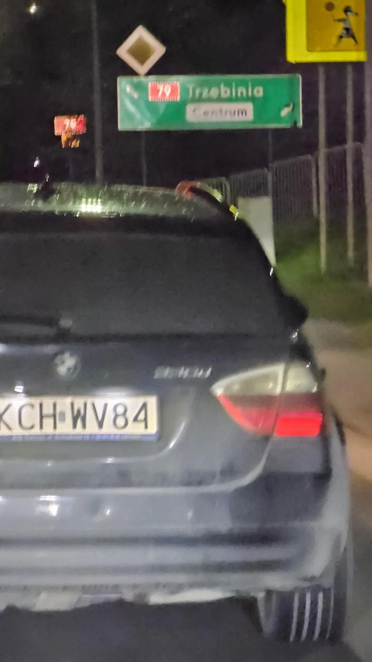 Wyprzedzasz w krzeszowicach na podwójnej ciągłej a następnie zacząłem 70metrow skręcasz w prawo w uliczkę bez pojęcia. Ten samochód powinien mieć zabrany dowod za brak filtra dpf lub katalizatora kopci i śmierdzi za toba.  Widocznie ktoś kupił a na eksploatacji i zdrowy rozsądek jazdy już brakło funduszy.