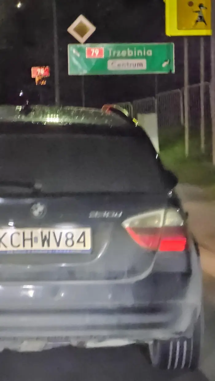 Wyprzedzasz w krzeszowicach na podwójnej ciągłej a następnie zacząłem 70metrow skręcasz w prawo w uliczkę bez pojęcia. Ten samochód powinien mieć zabrany dowod za brak filtra dpf lub katalizatora kopci i śmierdzi za toba.  Widocznie ktoś kupił a na eksploatacji i zdrowy rozsądek jazdy już brakło funduszy.