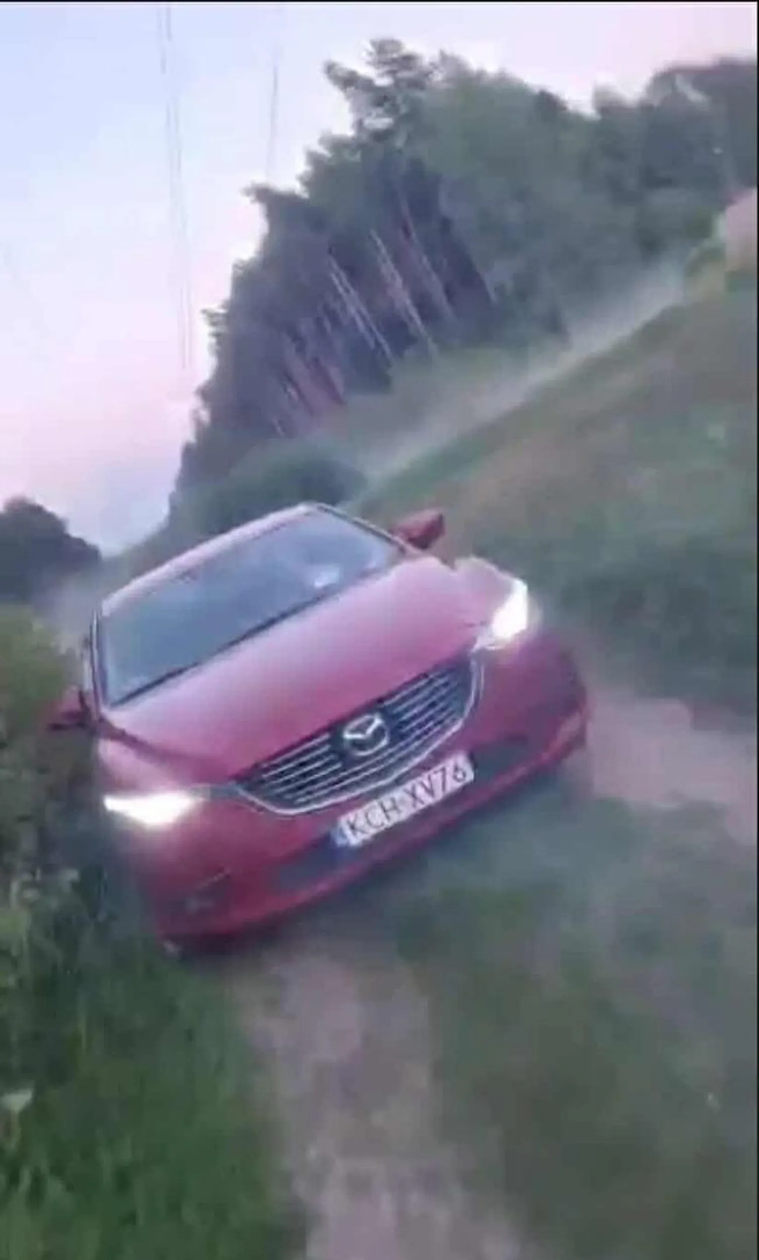 Próbował rozjechać nas na motorze ale nas nie dogonił senda derbi byla lepsza na drugi dzień gazowaliśmy na 2 motory zadzwonił po pały