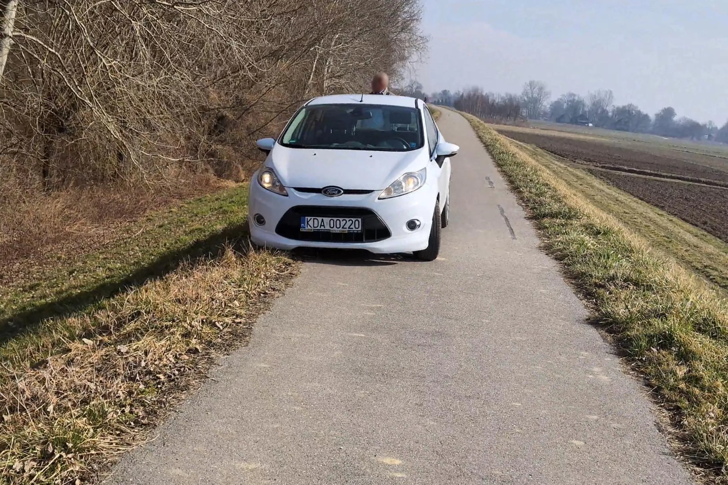 Pan postanowił sobie pojeździć białym fordem po trasie dla rowerów, robiąc sobie slalom między rowerami. ( Wiślana Trasa Rowerowa - WTR okolice Szczucina ).