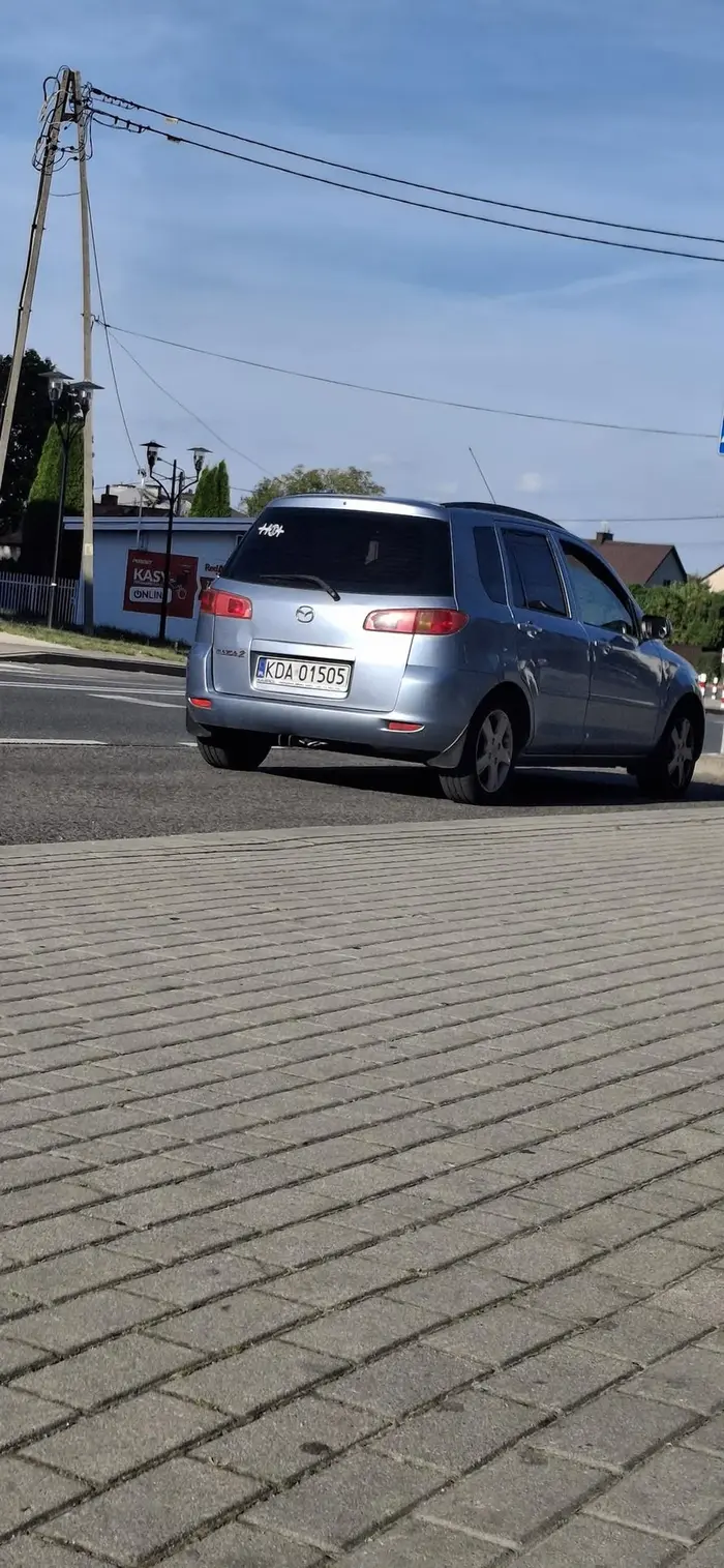 Pani parkuje na miejscu dla autobusow
